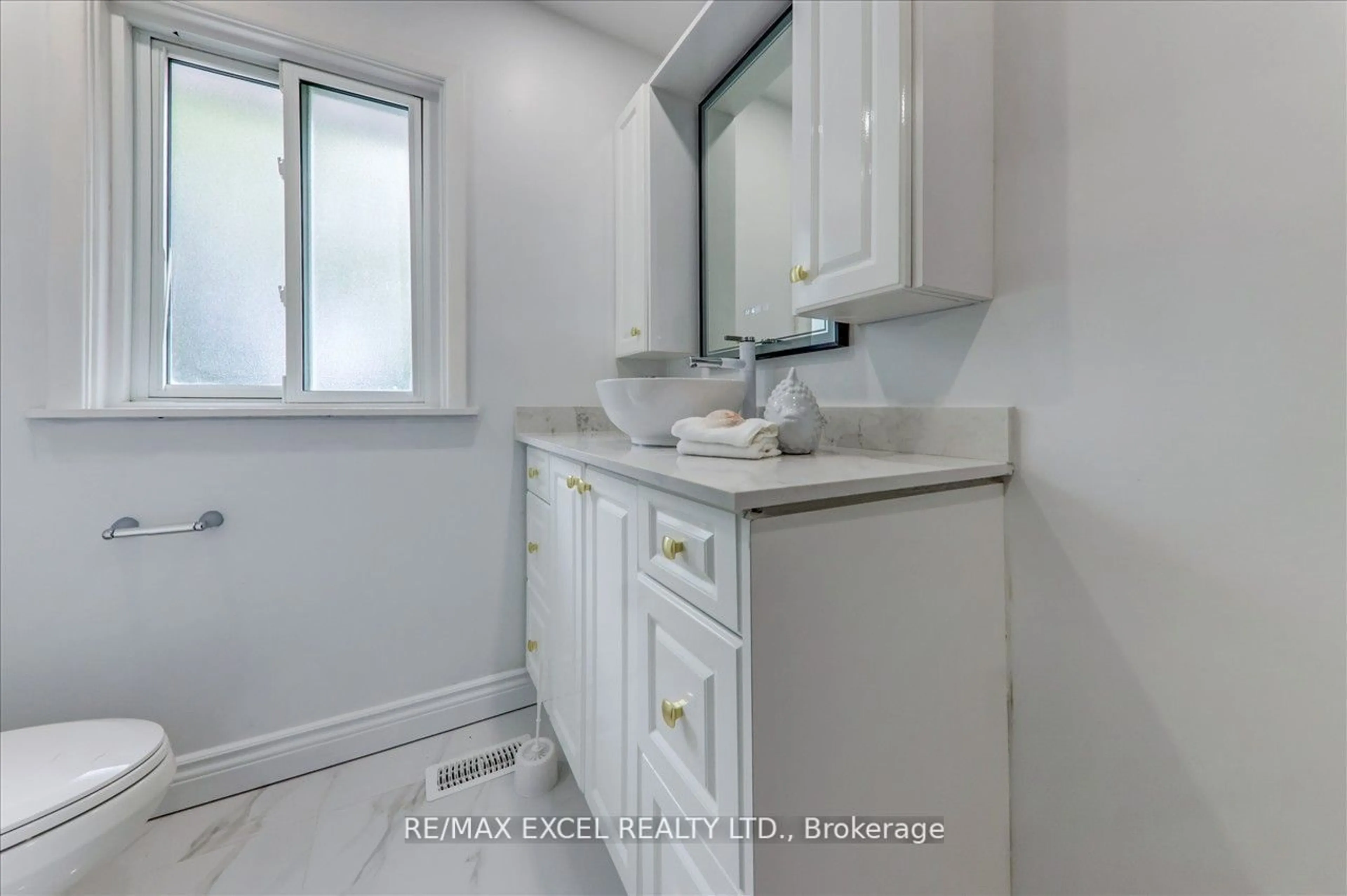 Bathroom for 51 Bowerbank Dr, Toronto Ontario M2M 1Z9