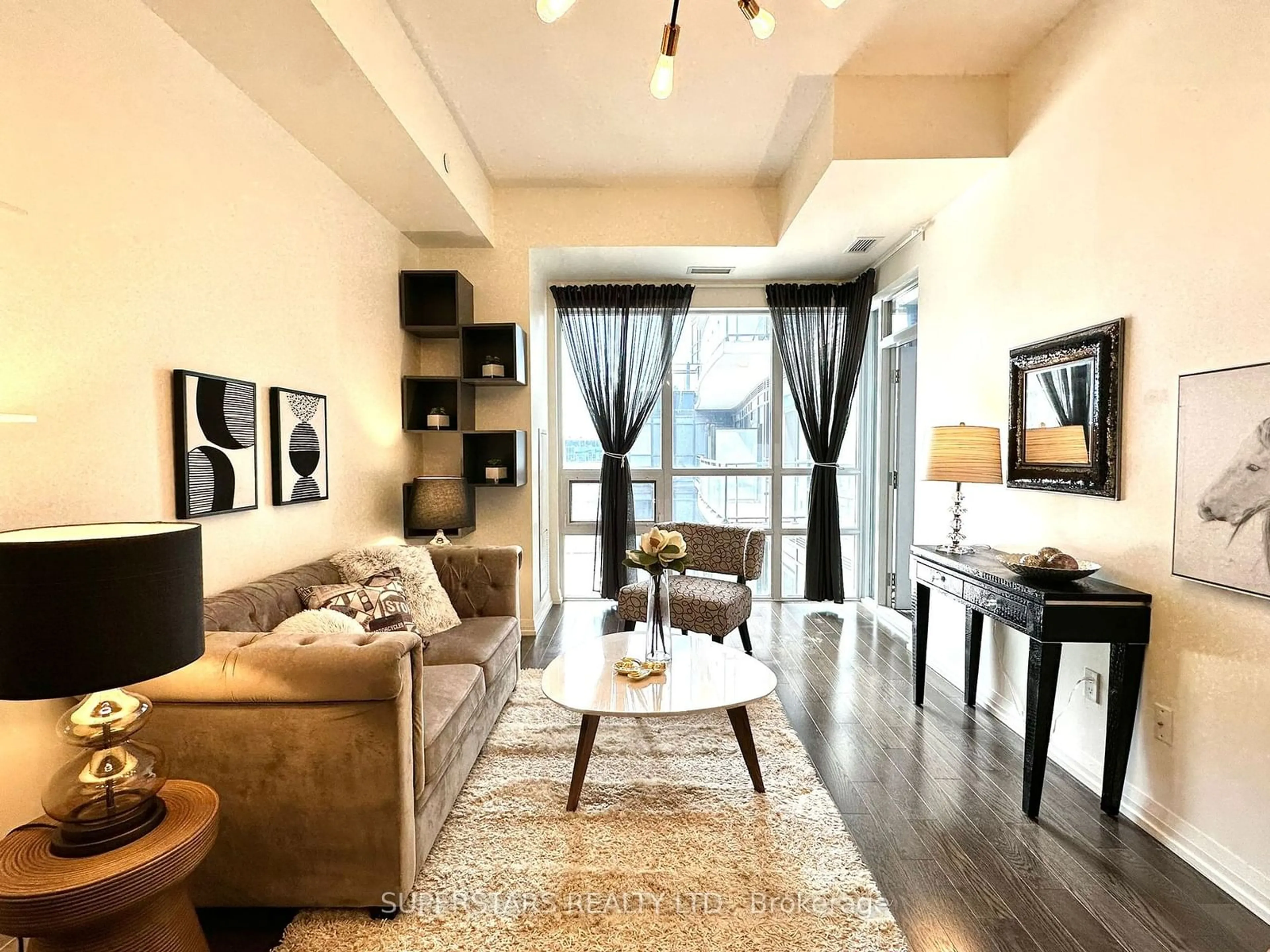 Living room for 460 Adelaide St #915, Toronto Ontario M5A 0E7
