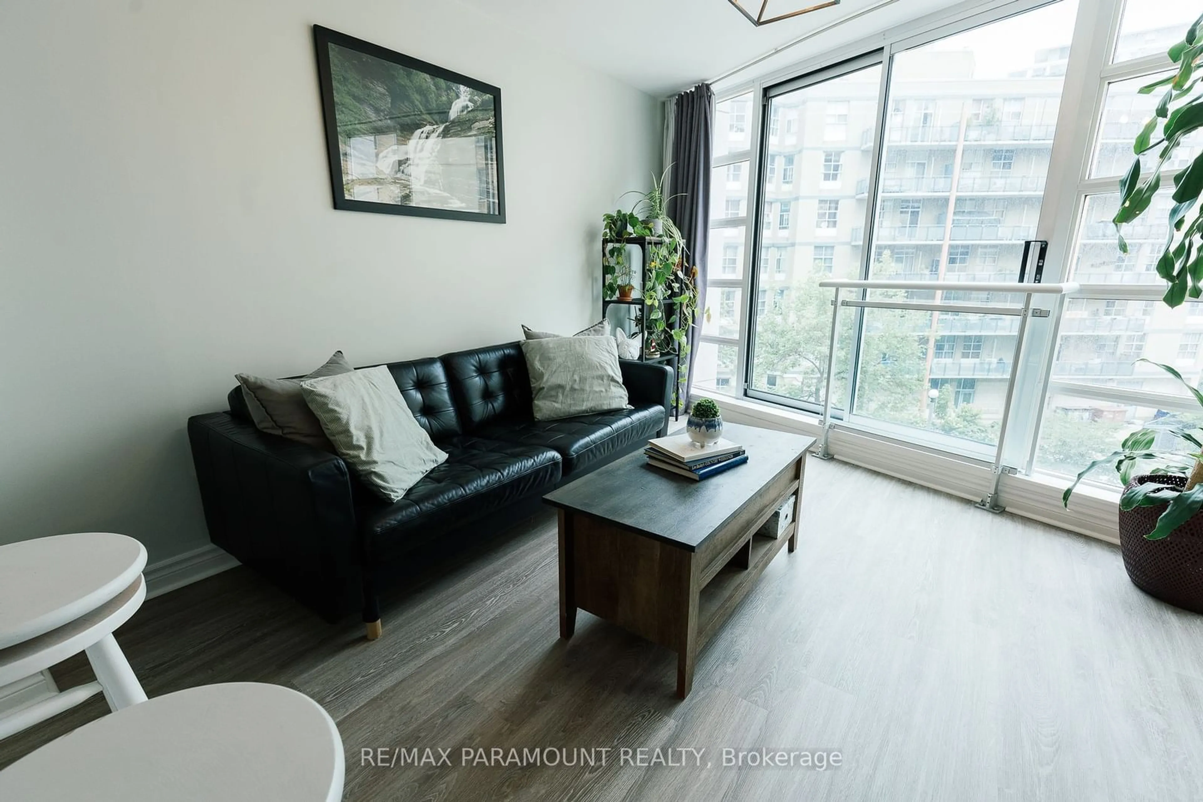 Living room for 650 Queens Quay #619, Toronto Ontario M5V 3N2