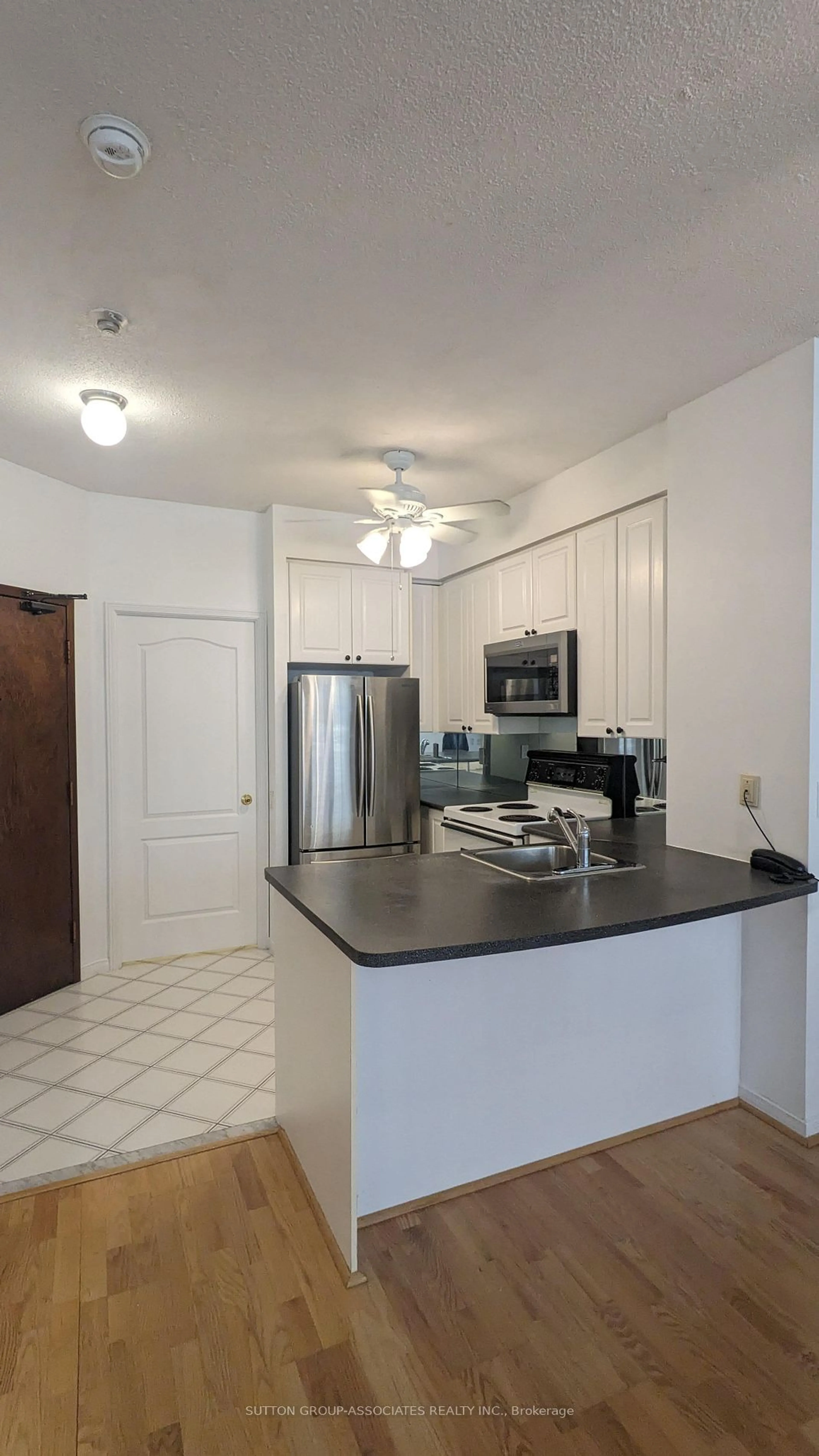 Standard kitchen for 555 Yonge St #406, Toronto Ontario M4Y 3A6
