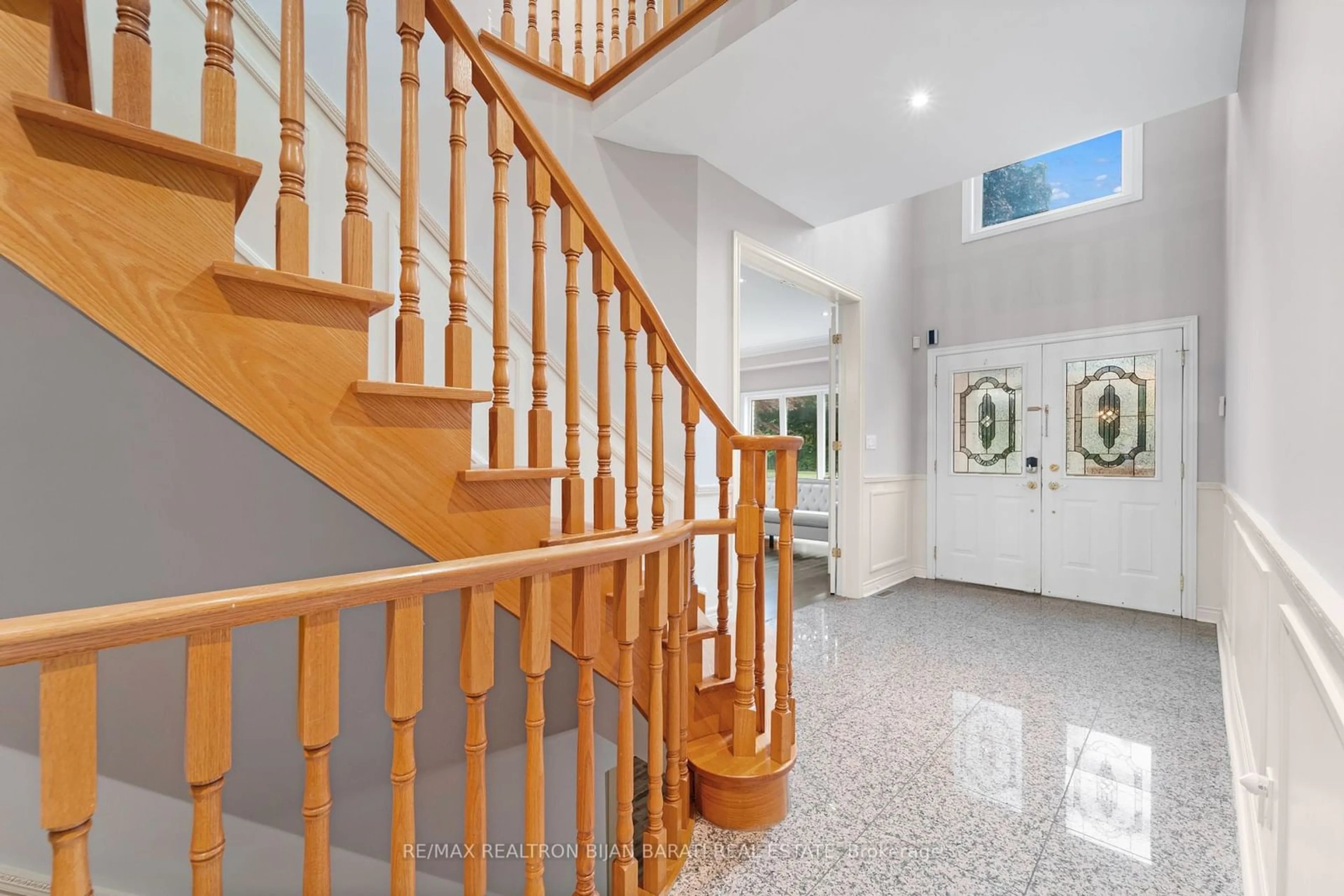 Indoor foyer for 3022 Bayview Ave, Toronto Ontario M2N 5L1