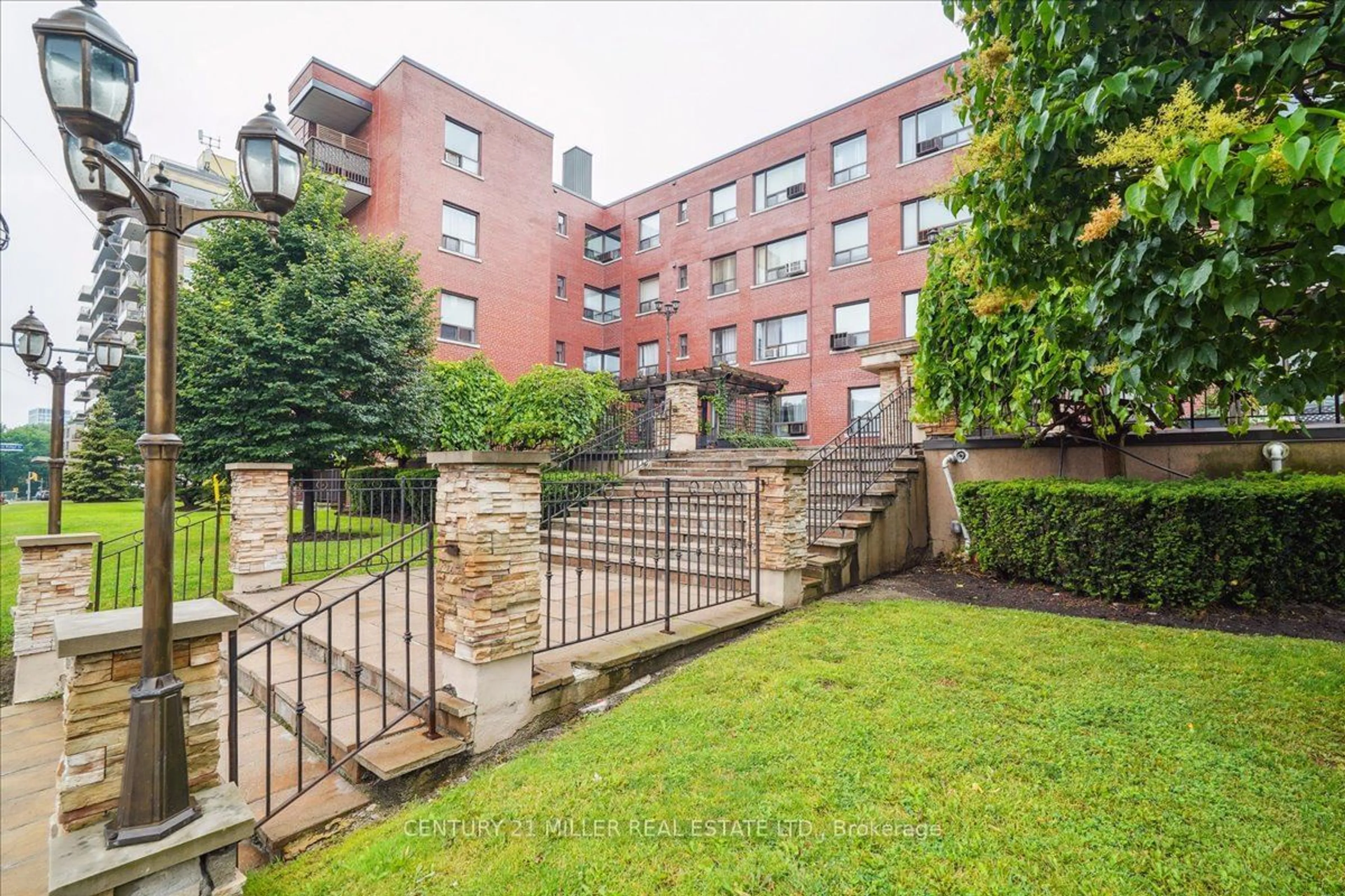 Patio for 2550 Bathurst St #103, Toronto Ontario M6B 2Z2