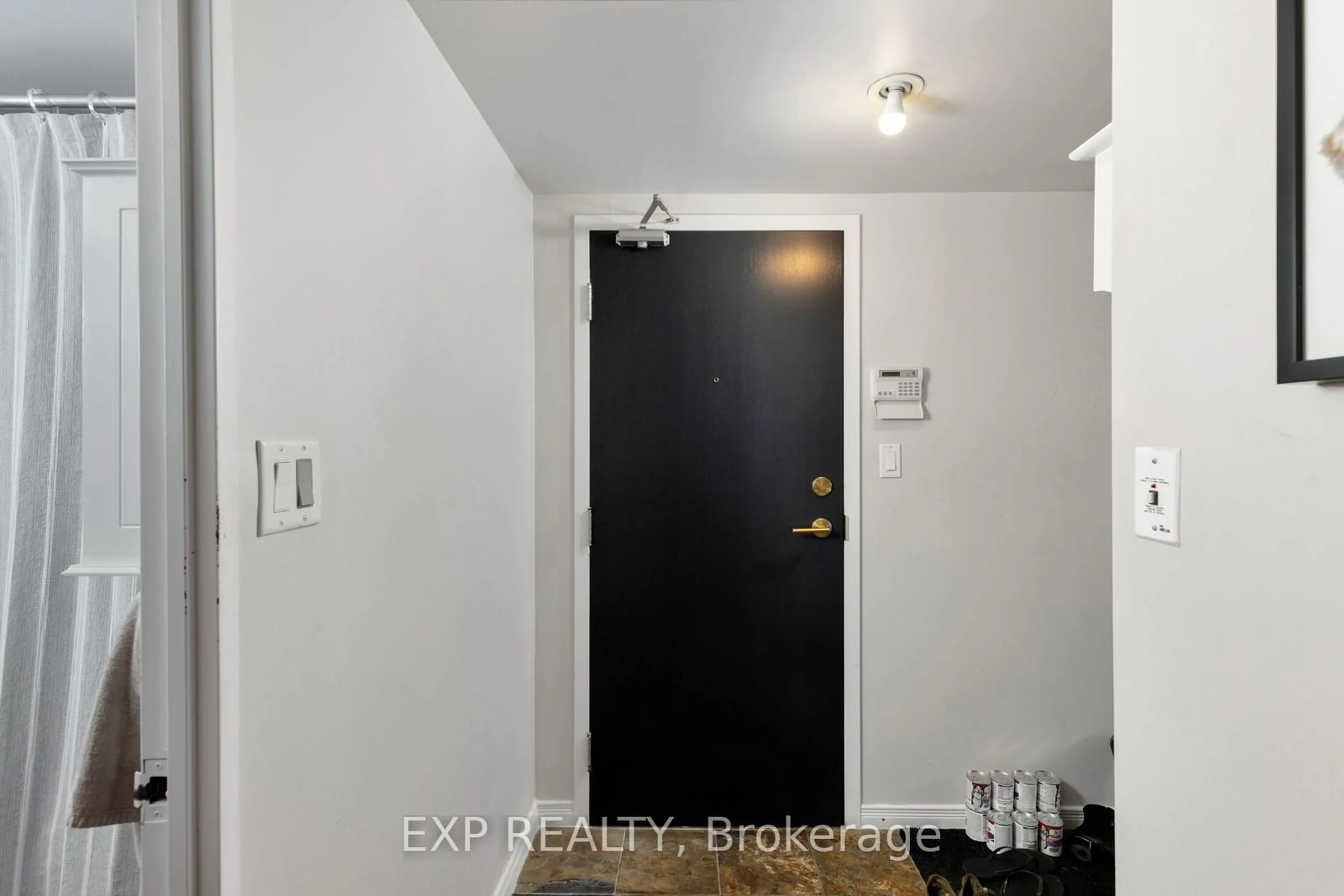 Indoor entryway for 230 King St #302, Toronto Ontario M5A 1K1