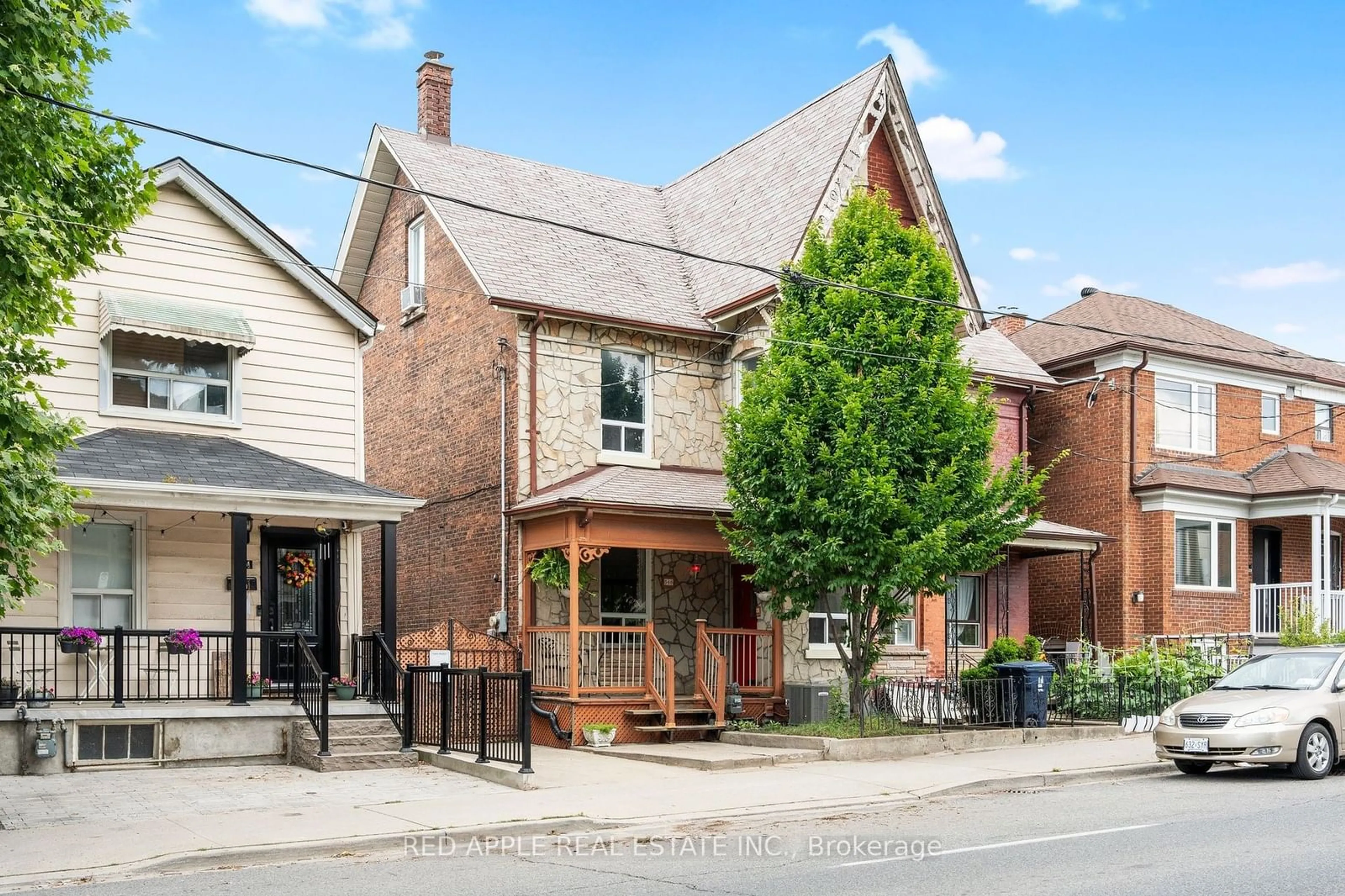 Home with brick exterior material for 546 Dufferin St, Toronto Ontario M6K 2A7