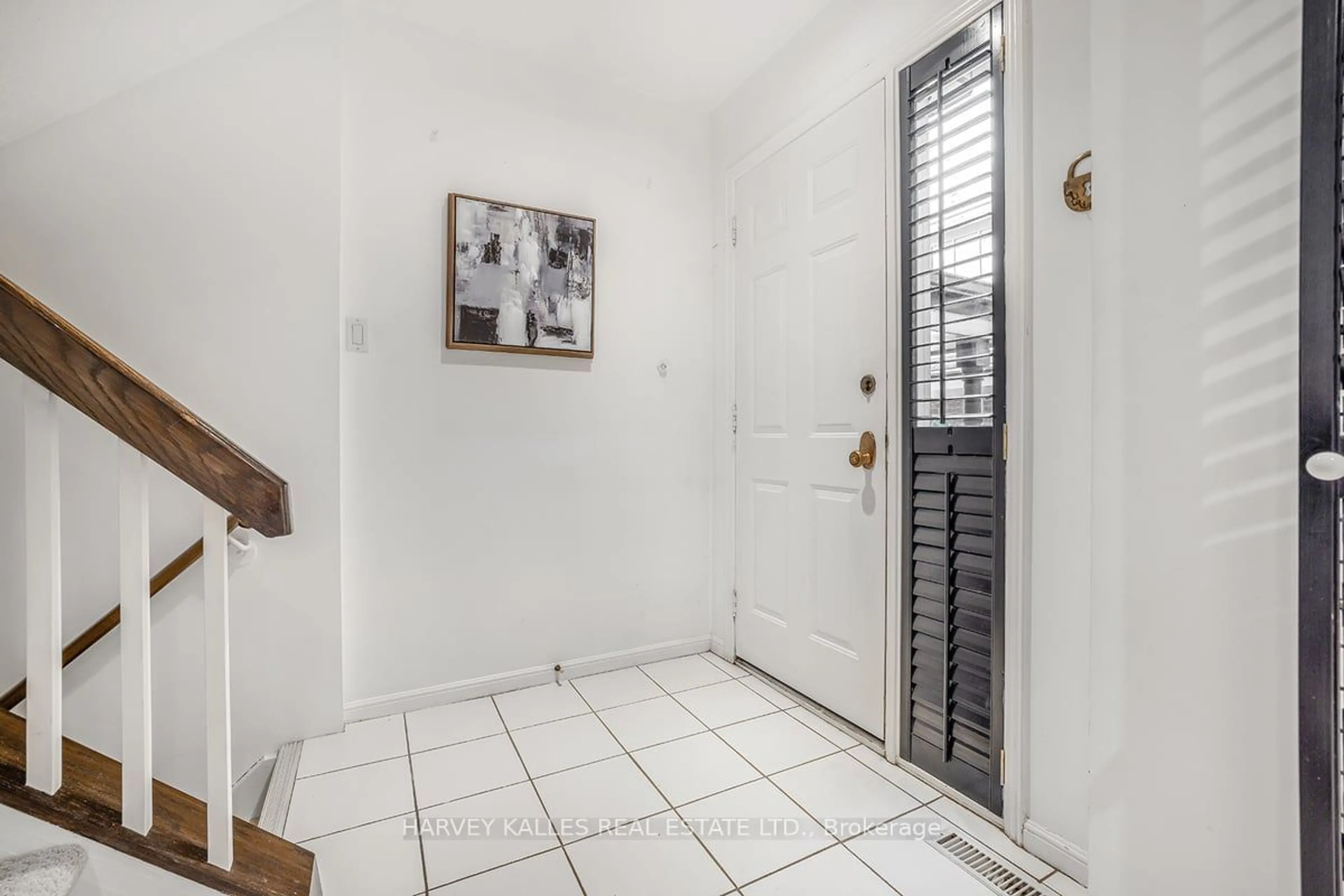 Indoor entryway for 73 Chiswell Cres, Toronto Ontario M2N 6G2