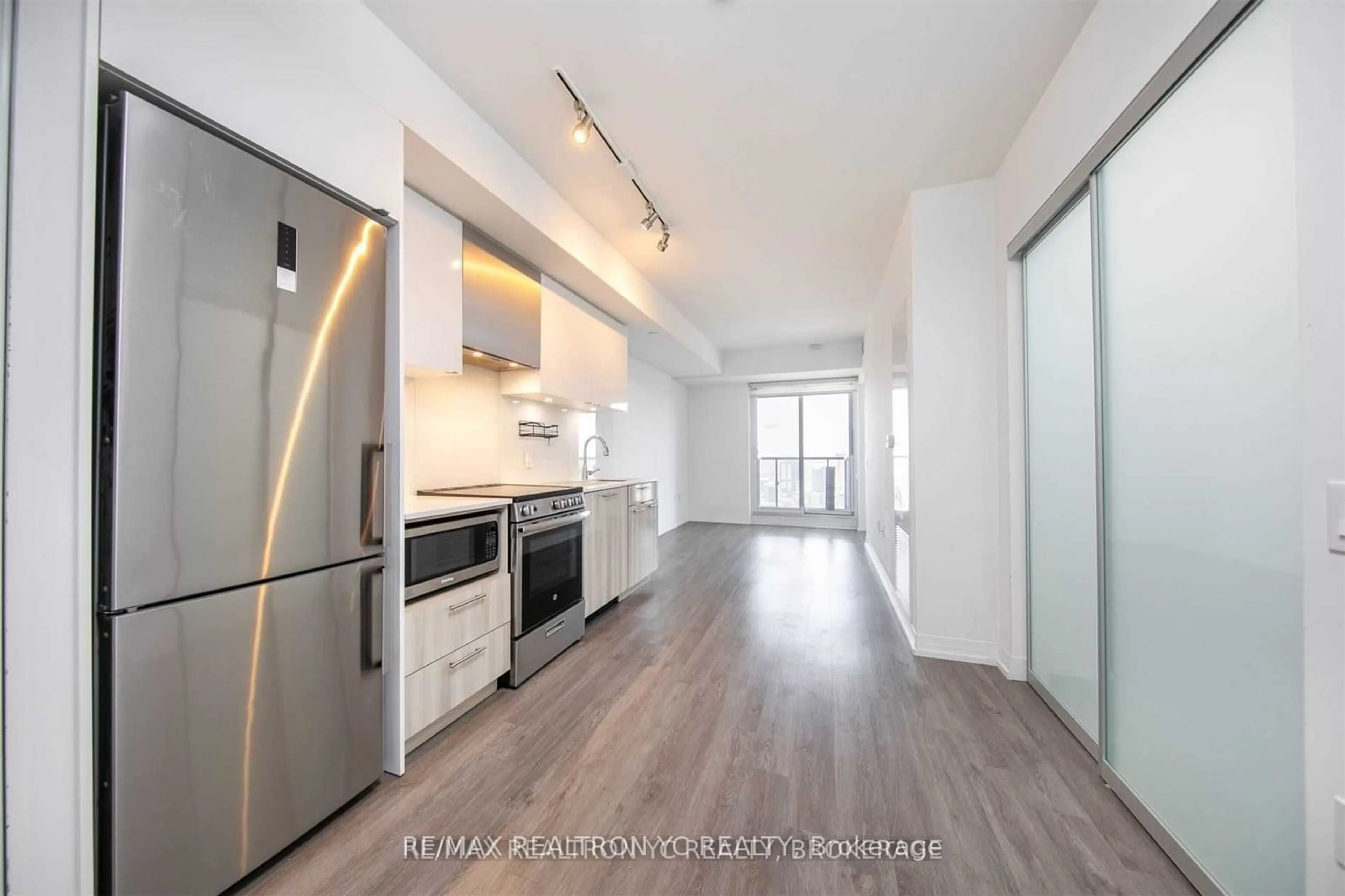 Standard kitchen for 251 Jarvis St #3802, Toronto Ontario M5B 0C3