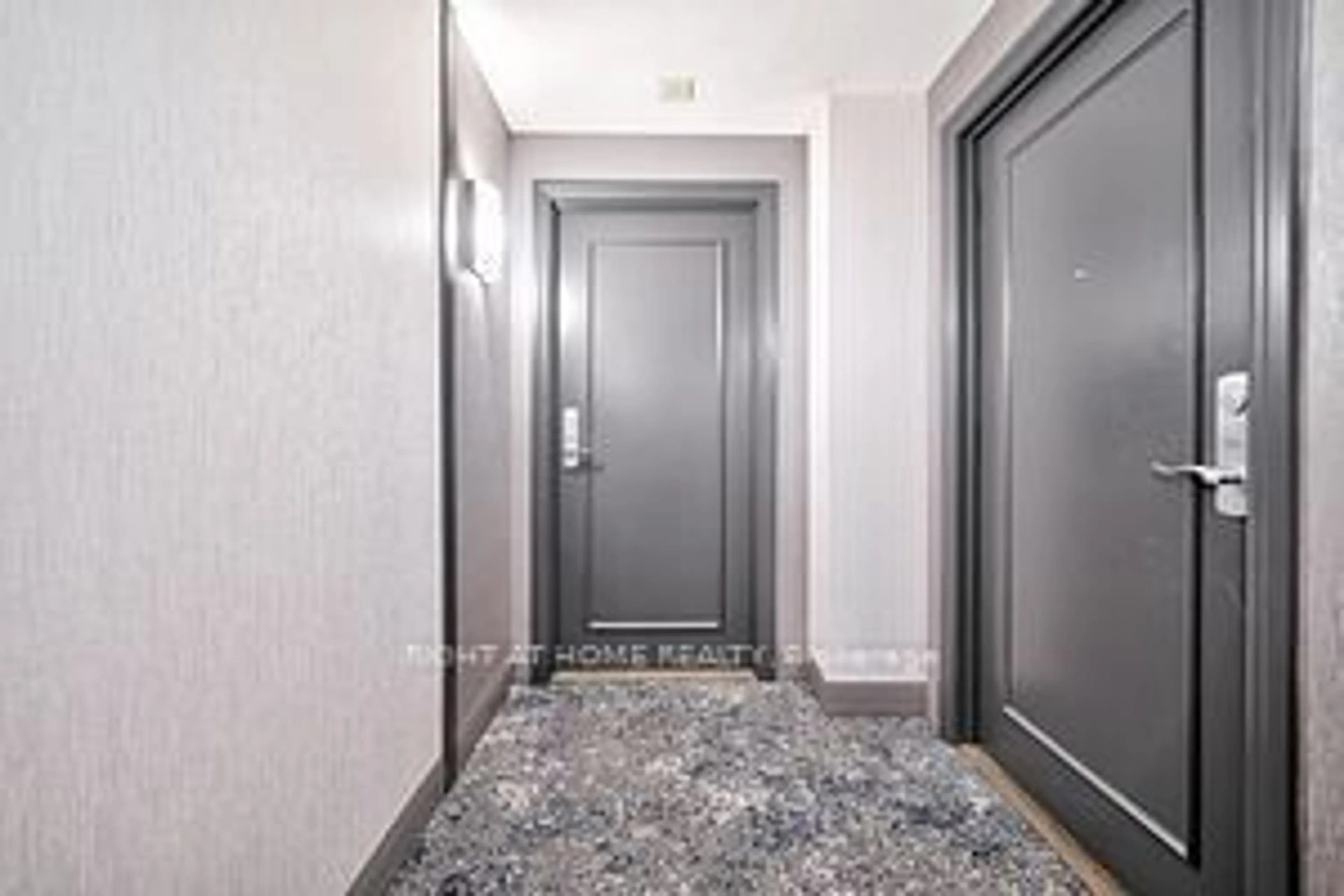 Indoor foyer for 18 Valley Woods Rd #813, Toronto Ontario M3A 0A1