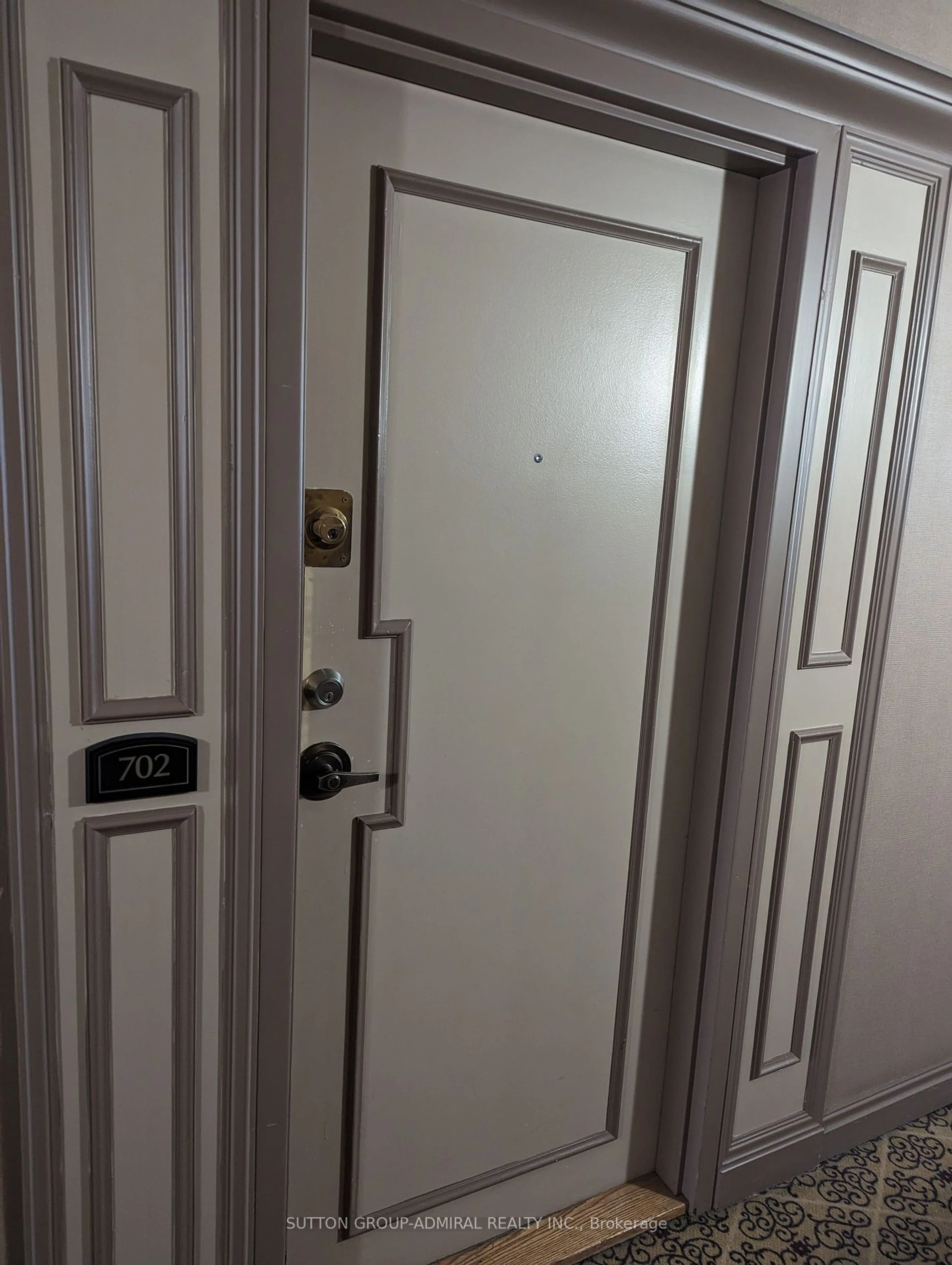 Indoor entryway for 105 Mccaul St #702, Toronto Ontario M5T 2X4