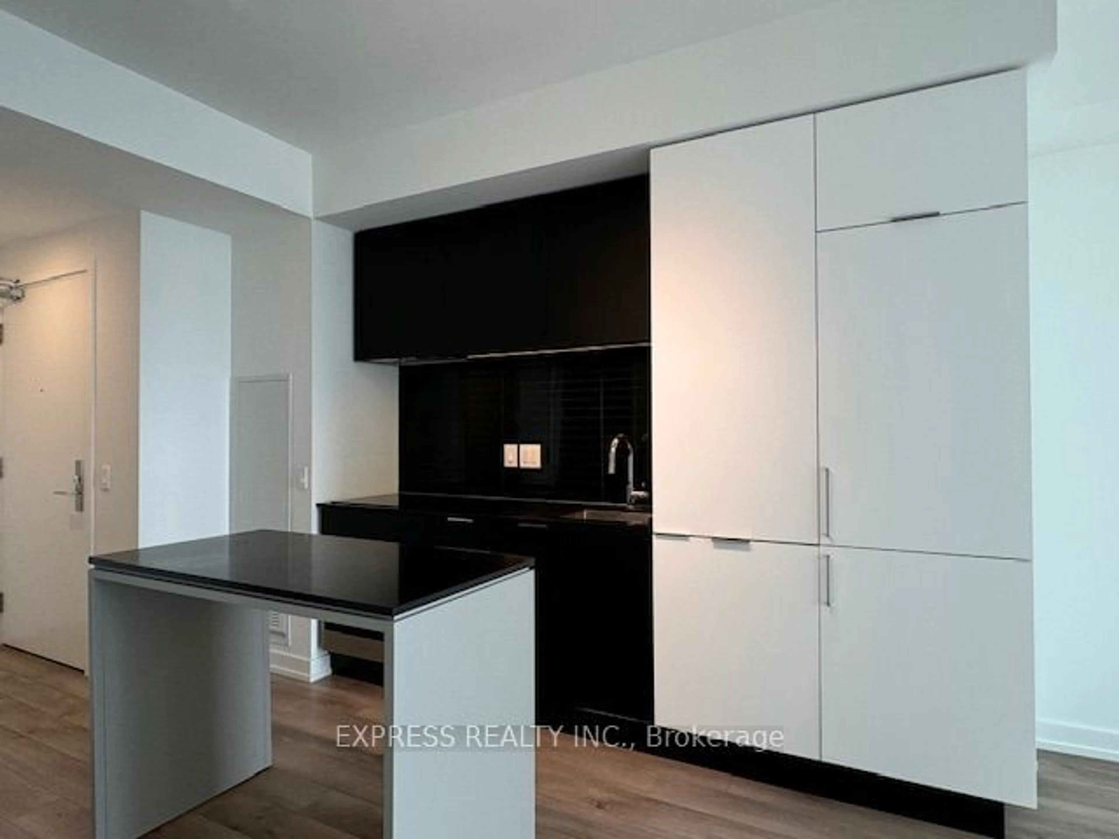 Kitchen for 33 Helendale Ave #1713, Toronto Ontario M4R 0A4