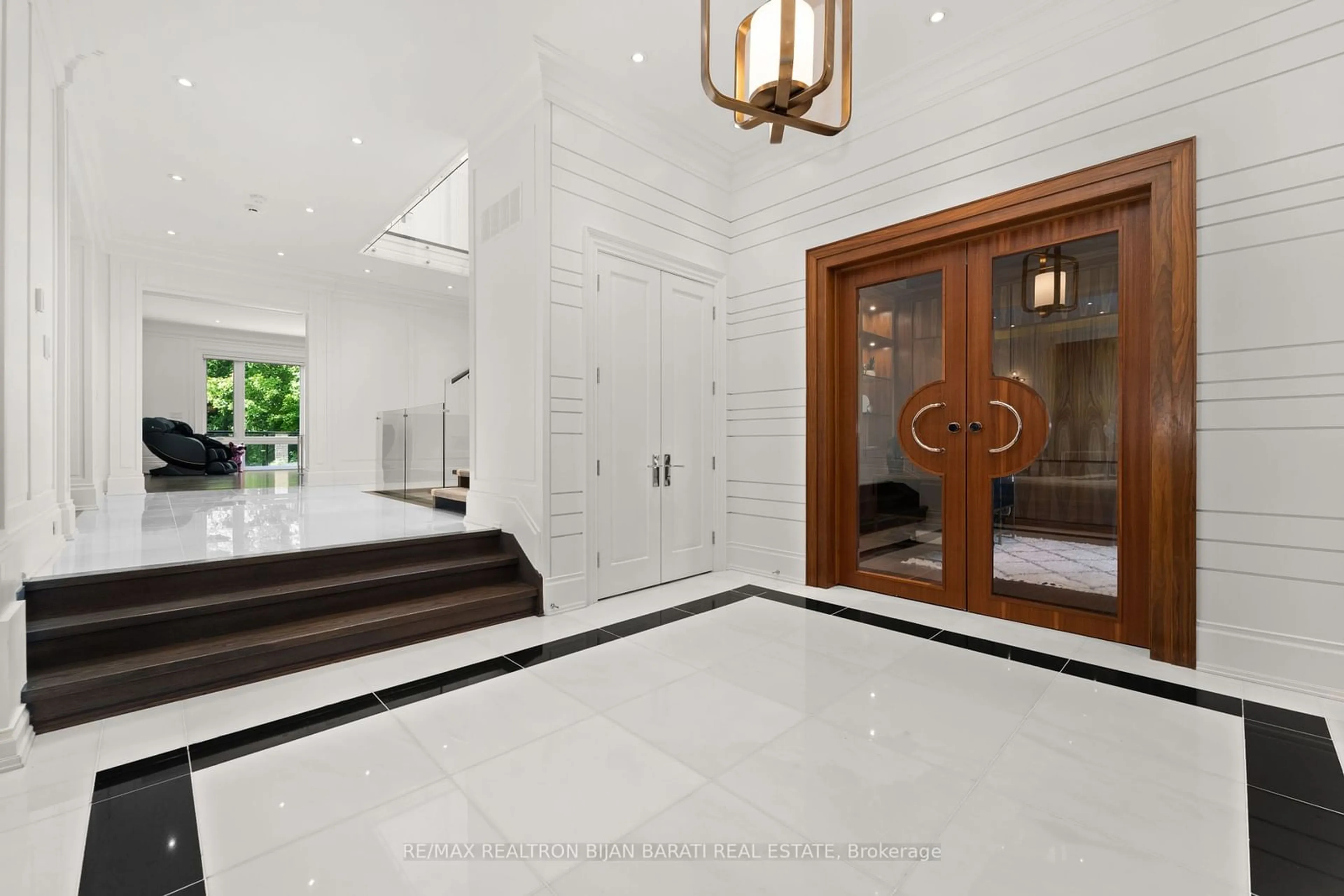 Indoor foyer for 53 Citation Dr, Toronto Ontario M2K 1S5