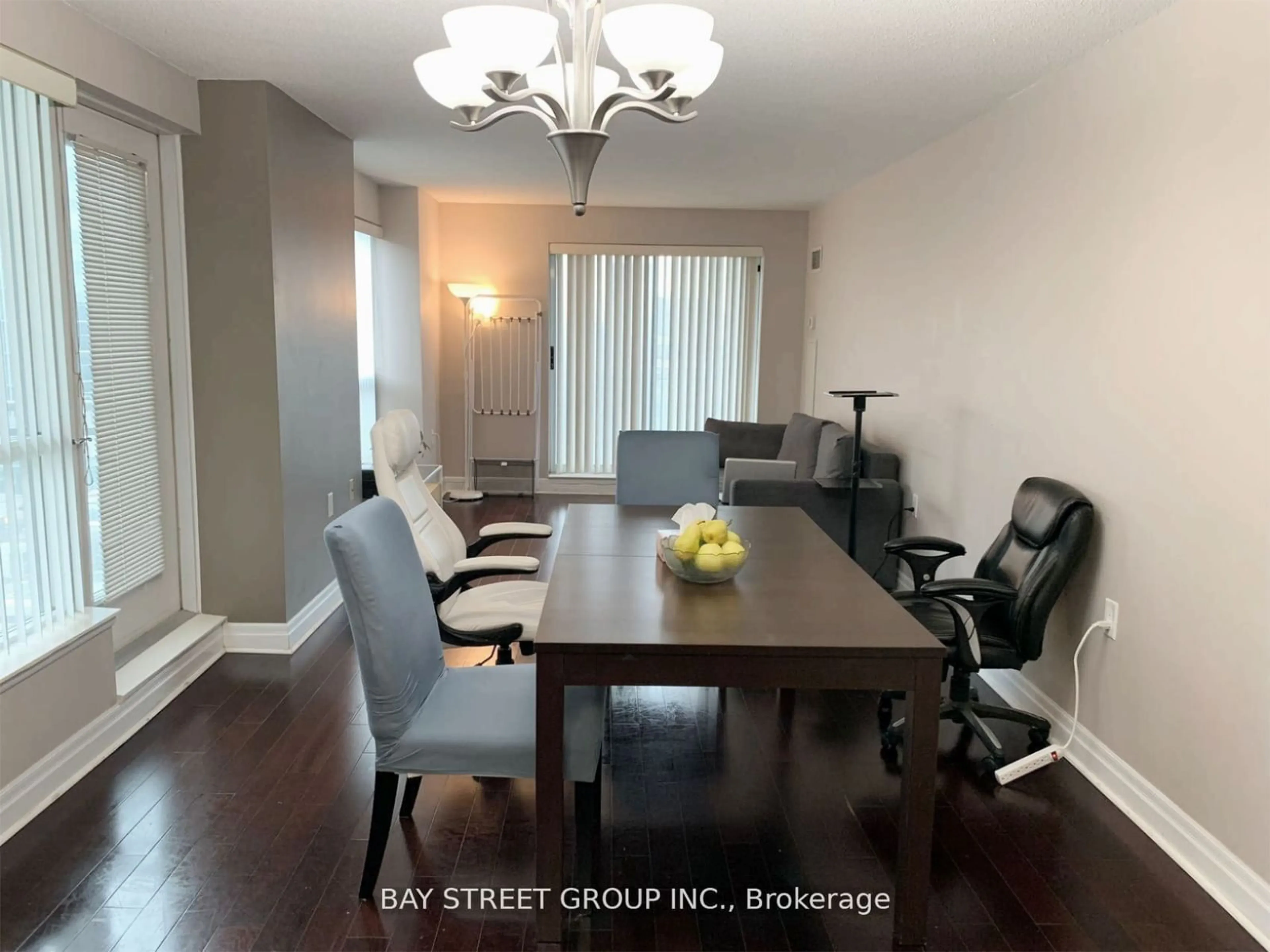 Dining room for 21 Hillcrest Ave #906, Toronto Ontario M2N 7K2