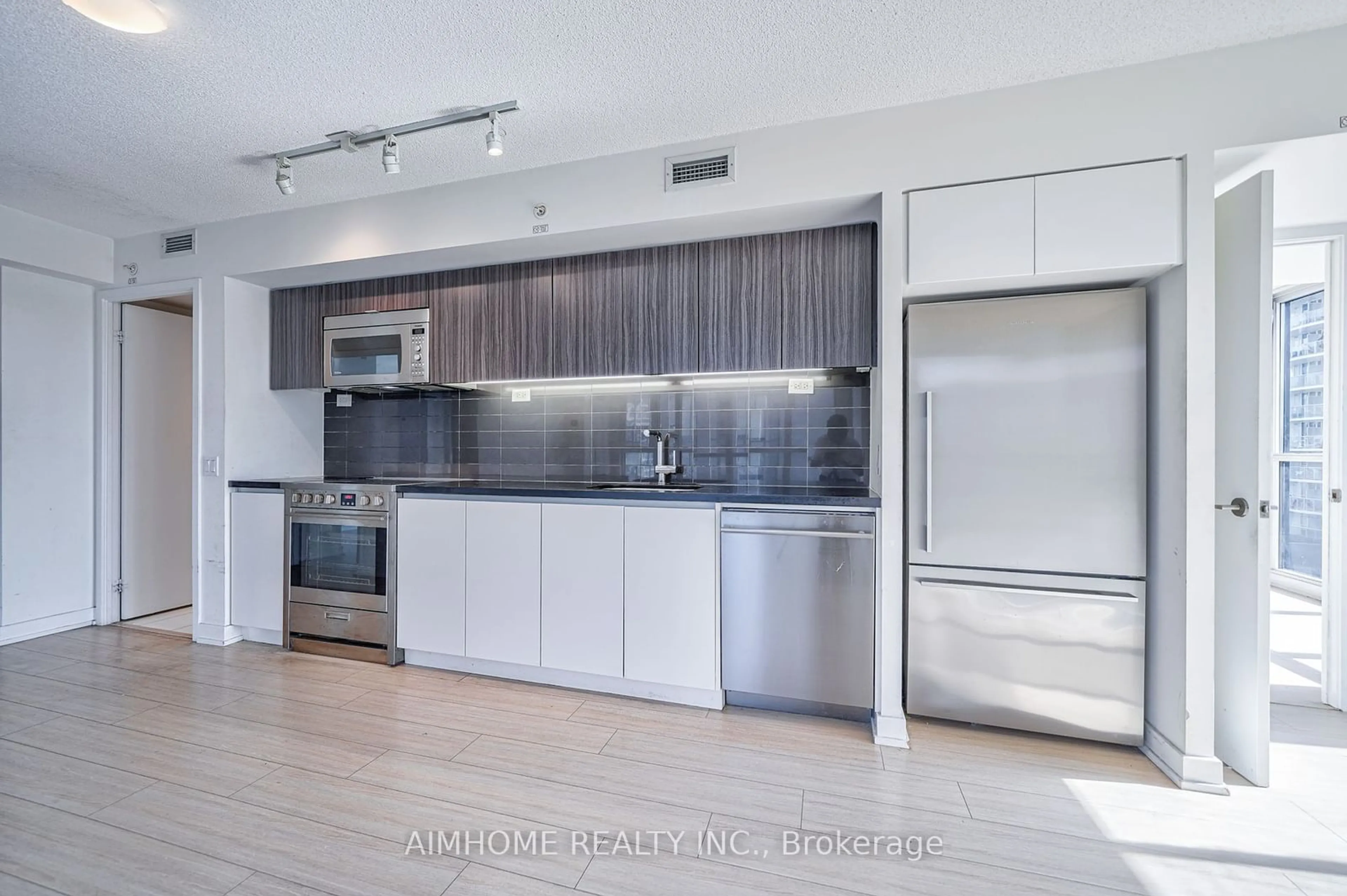 Open concept kitchen for 85 Queens Wharf Rd #906, Toronto Ontario M5V 0J9