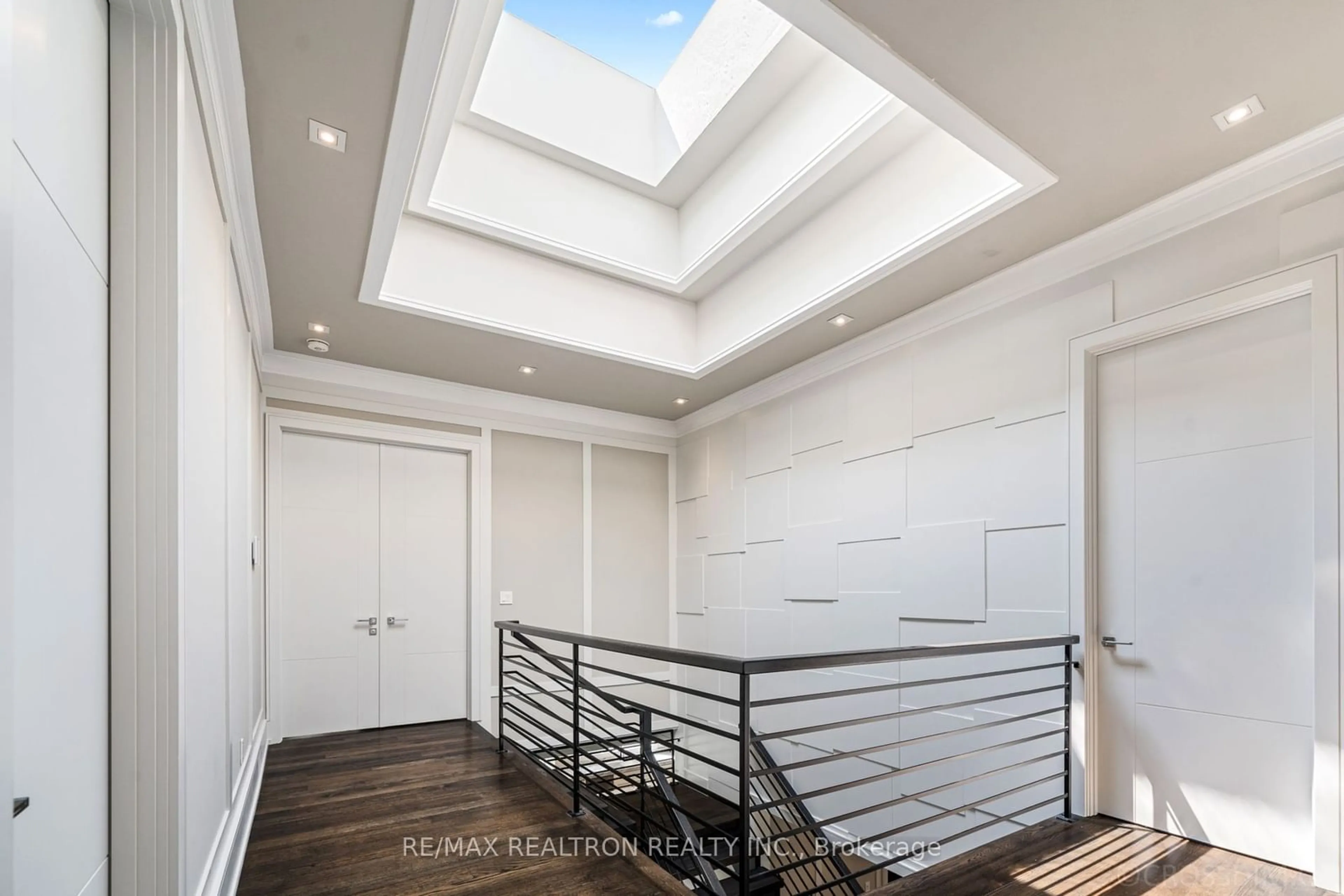 Indoor foyer for 225 Northwood Dr, Toronto Ontario M2M 2K5