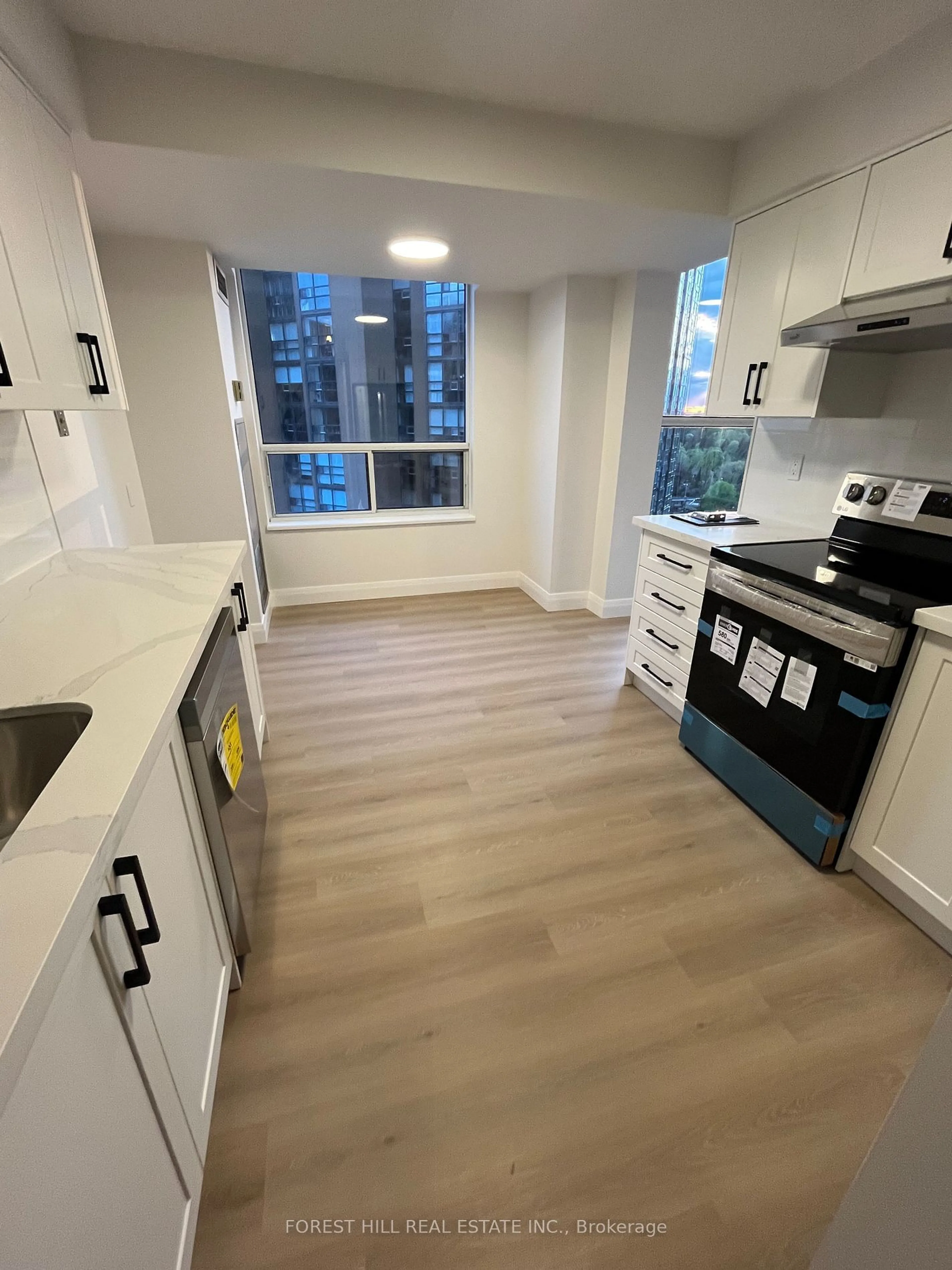 Standard kitchen for 100 Upper Madison Ave #1402, Toronto Ontario M2N 6M4