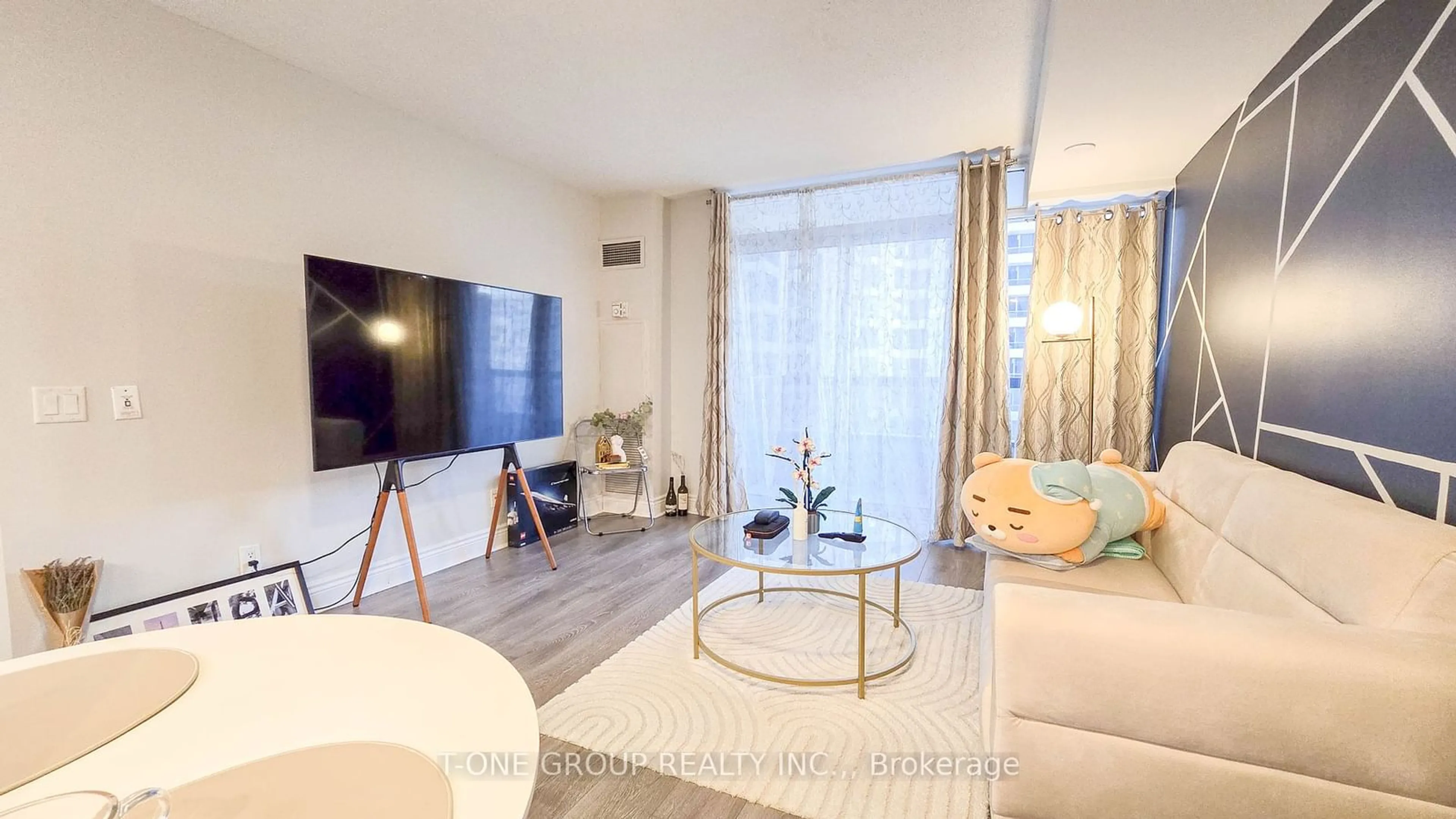 Living room for 15 Northtown Way #716, Toronto Ontario M2N 7A2