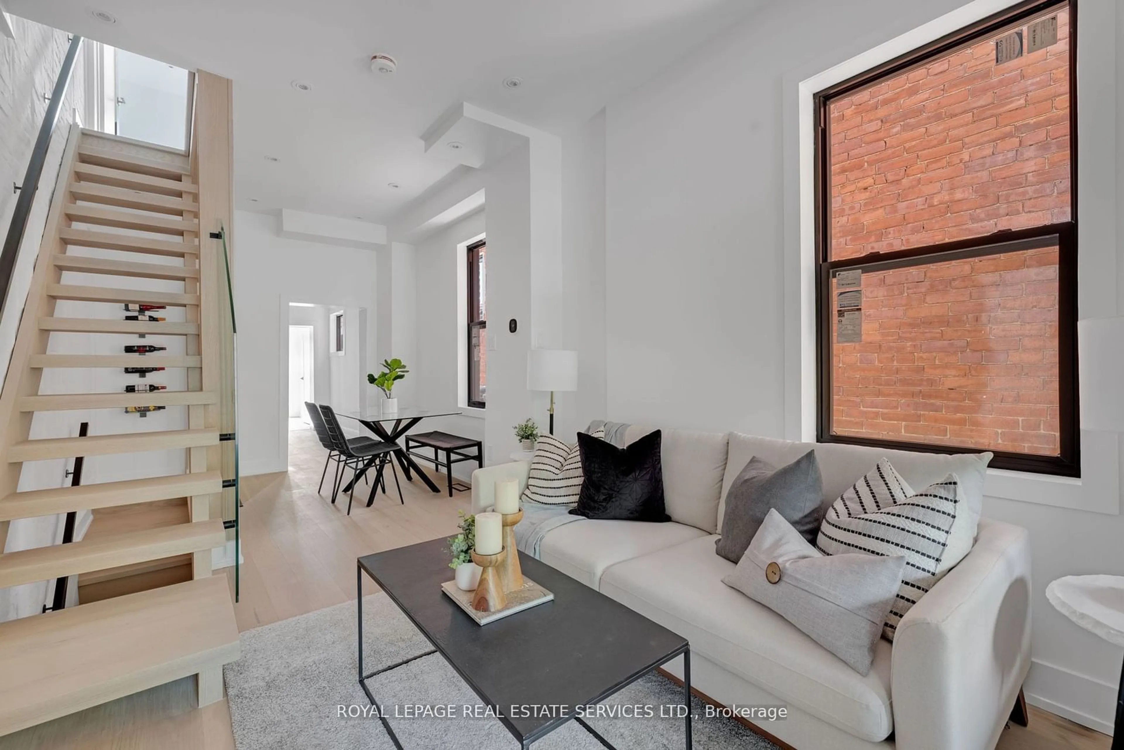 Living room for 640 1/2 Euclid Ave, Toronto Ontario M6G 2T6