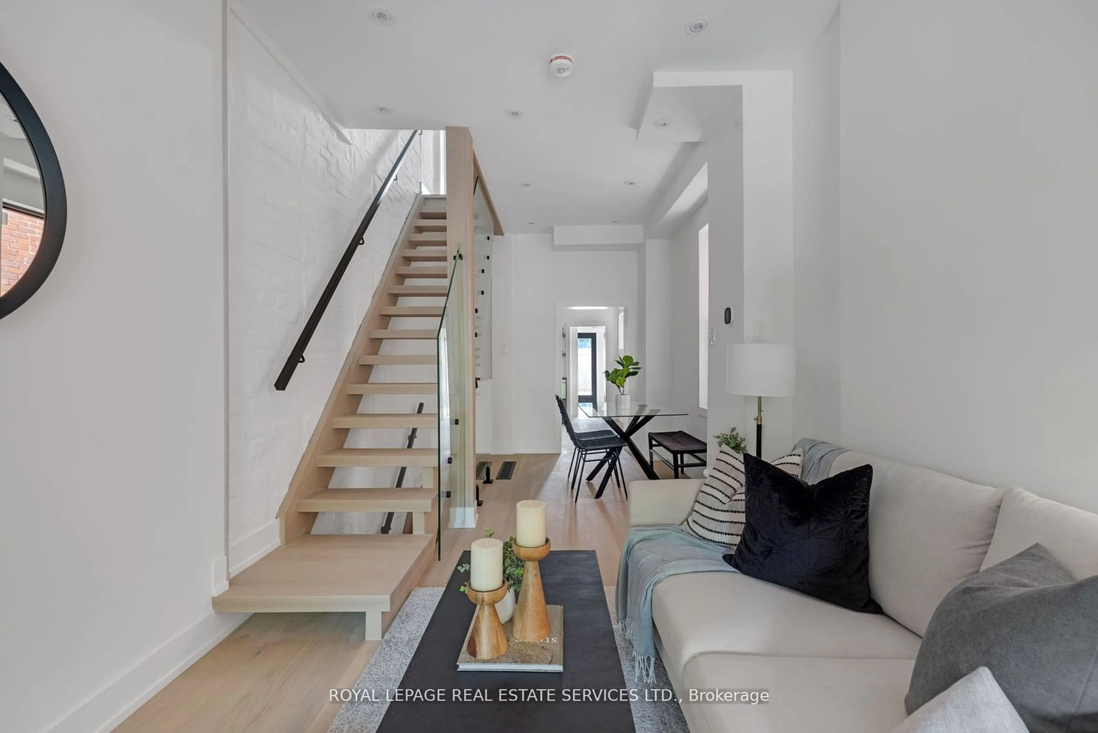 Indoor entryway for 640 1/2 Euclid Ave, Toronto Ontario M6G 2T6
