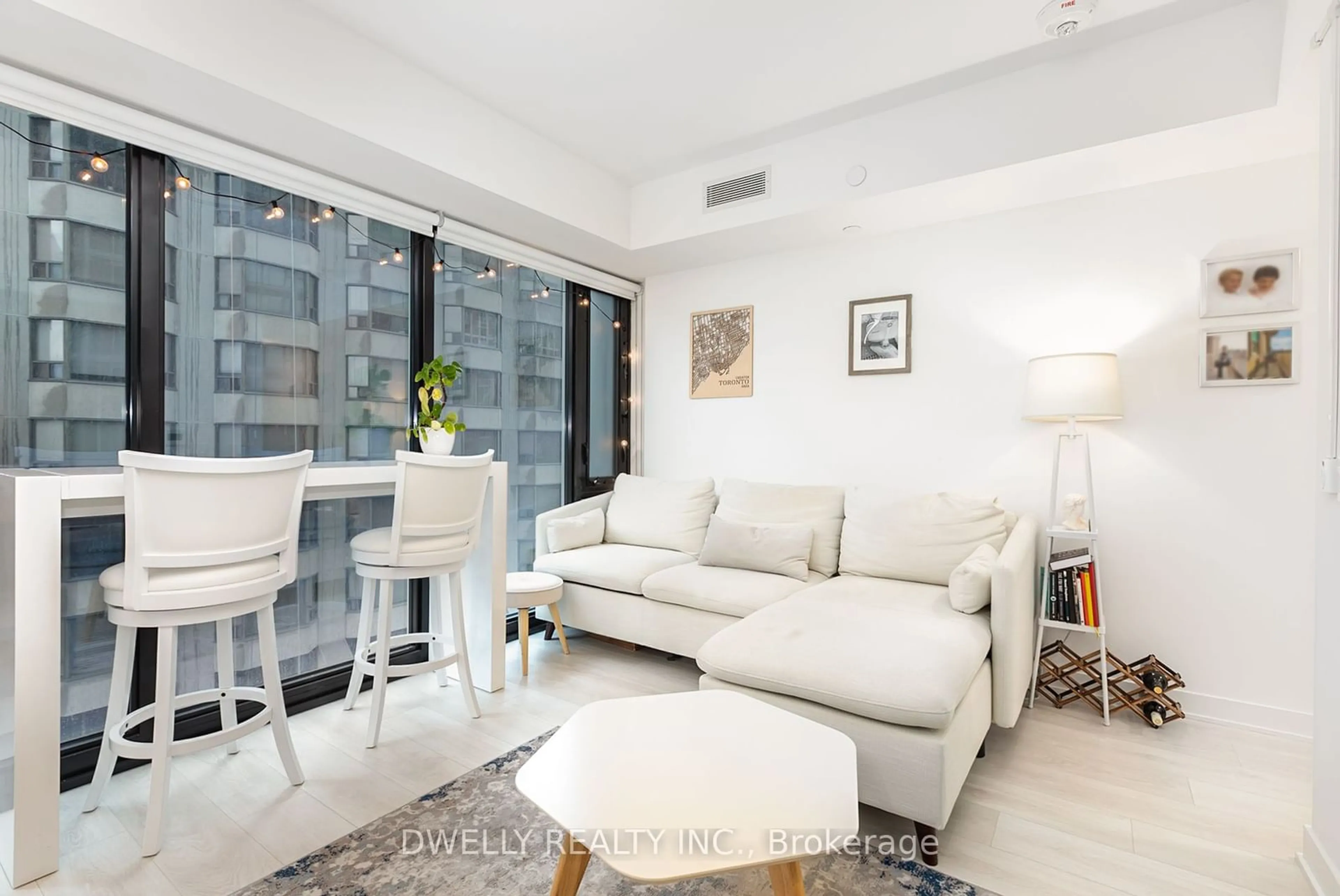 Living room for 188 Cumberland St #1805, Toronto Ontario M5R 0B6