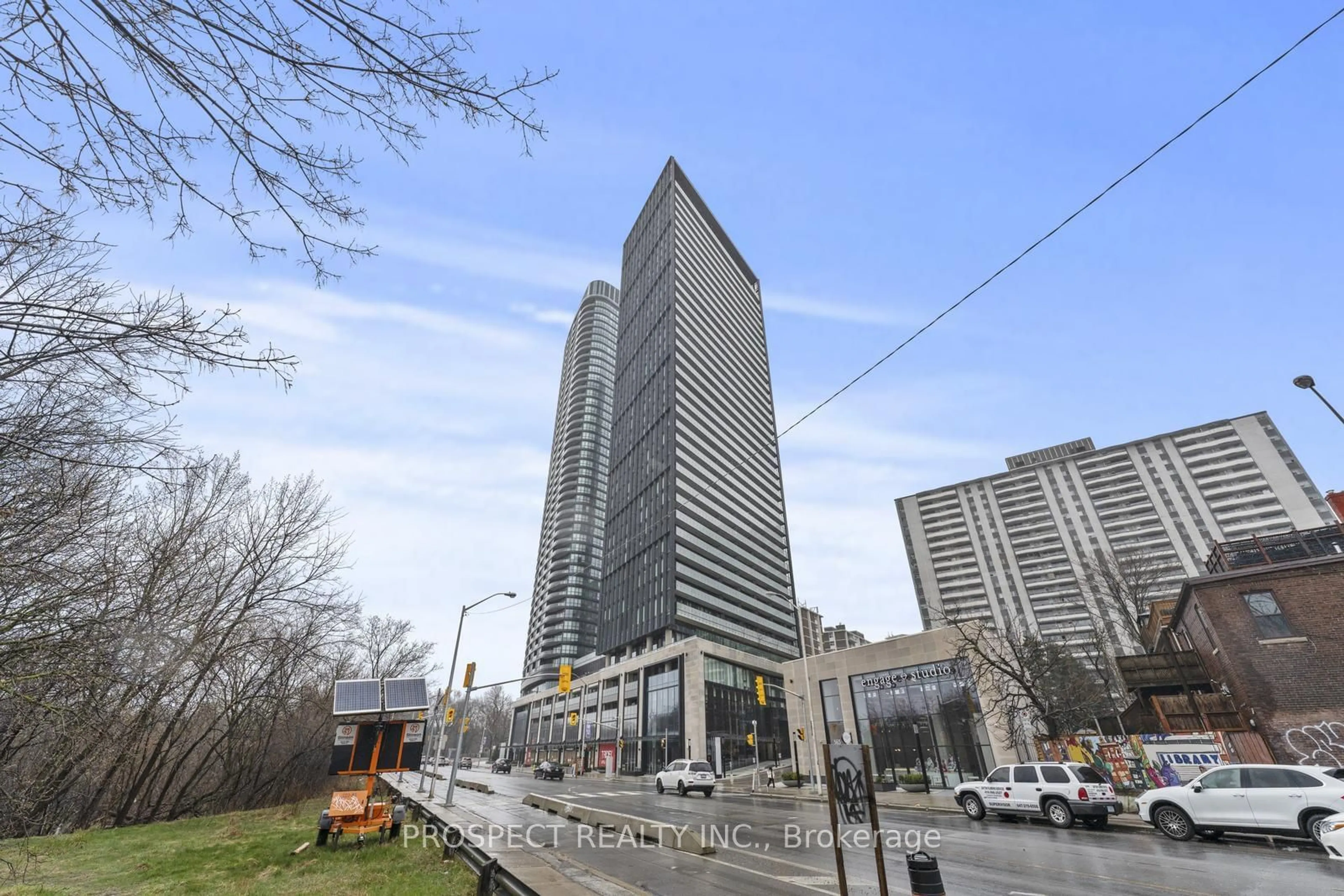 Outside view for 575 Bloor St #906, Toronto Ontario M4W 0B2