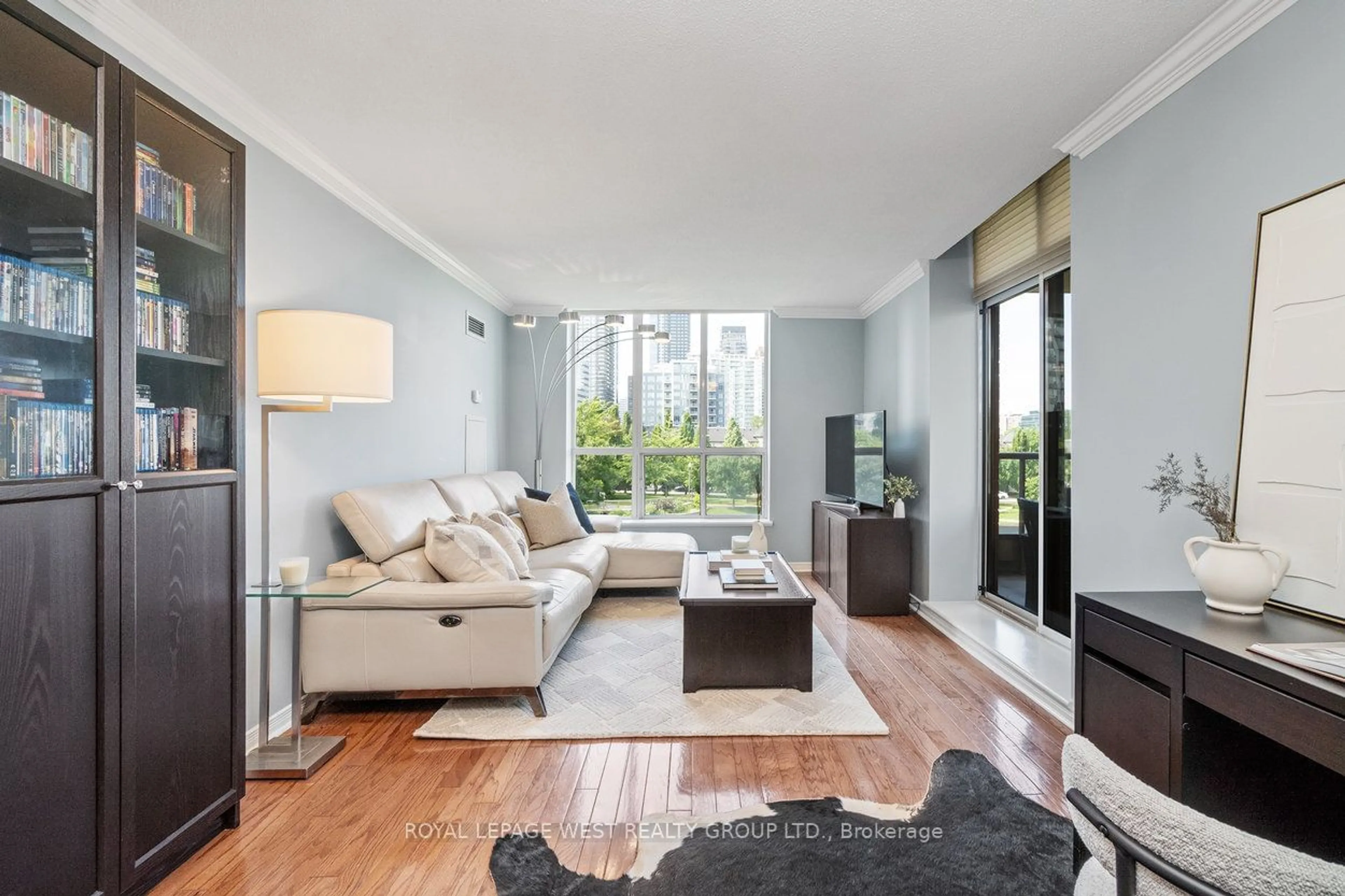 Living room for 51 Harrison Garden Blvd #304, Toronto Ontario M2N 7G4