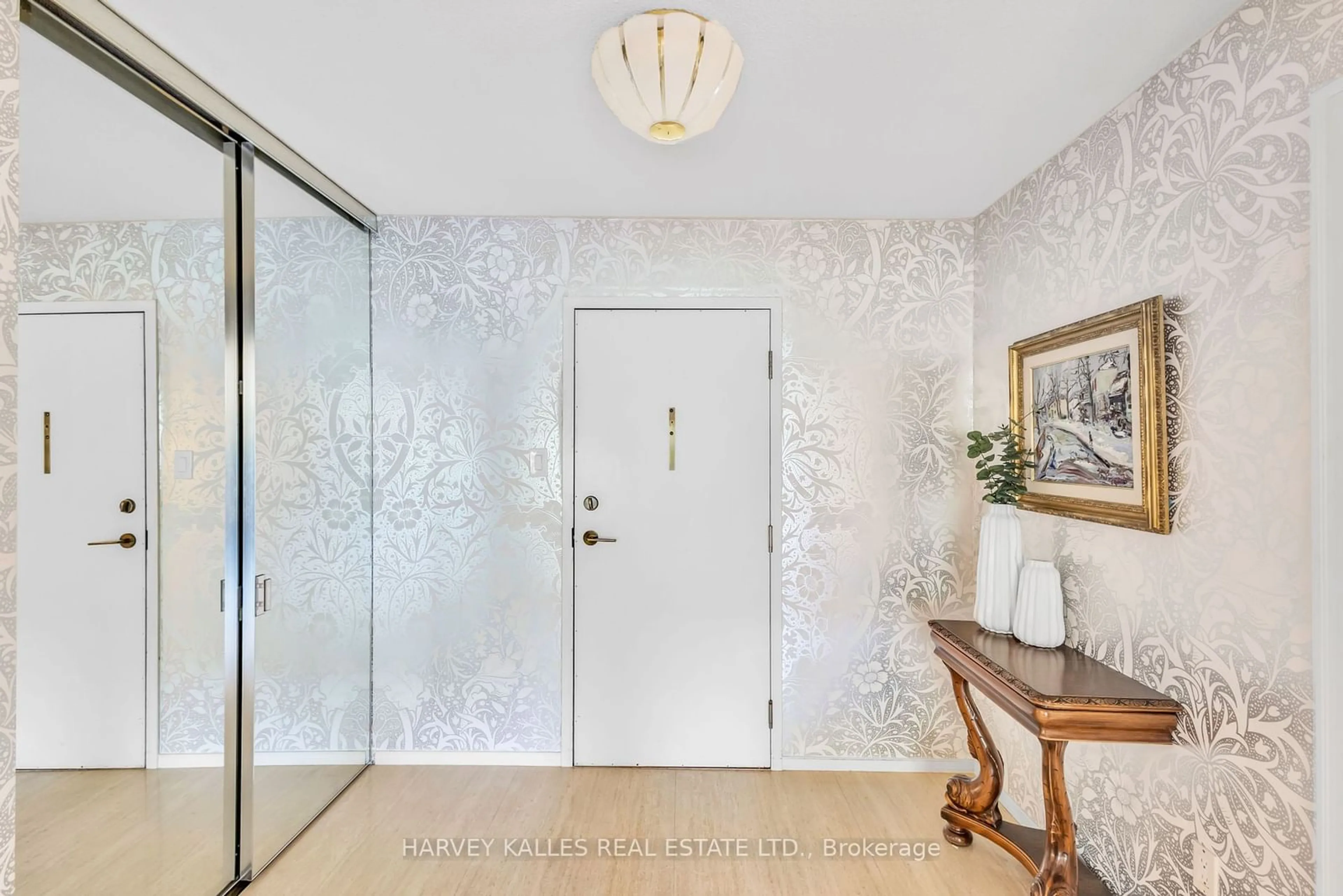 Indoor entryway for 18 Lower Village Gate #312, Toronto Ontario M5P 3M1