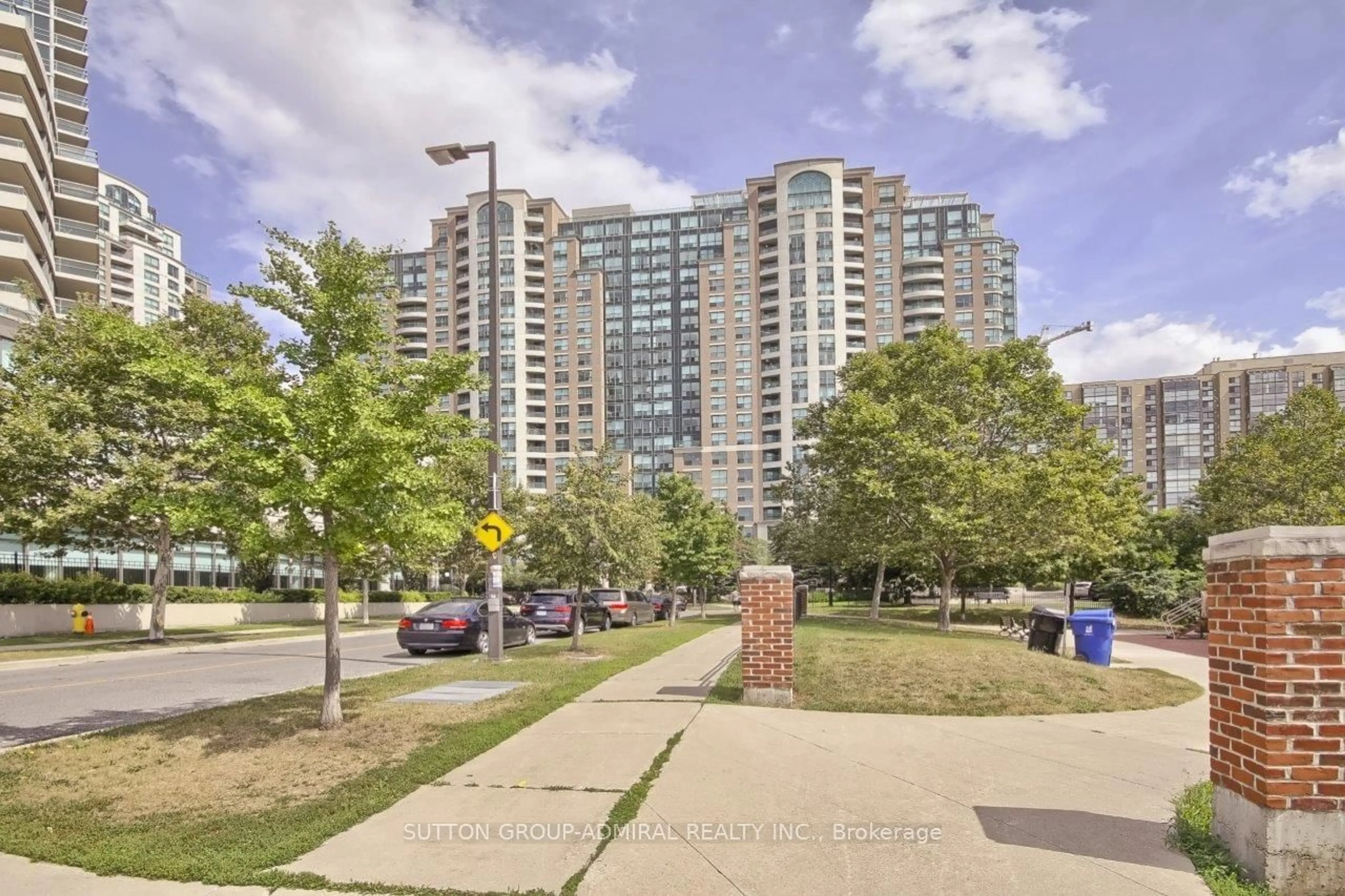 A pic from exterior of the house or condo for 23 Lorraine Dr #LPH6, Toronto Ontario M2N 6Z6