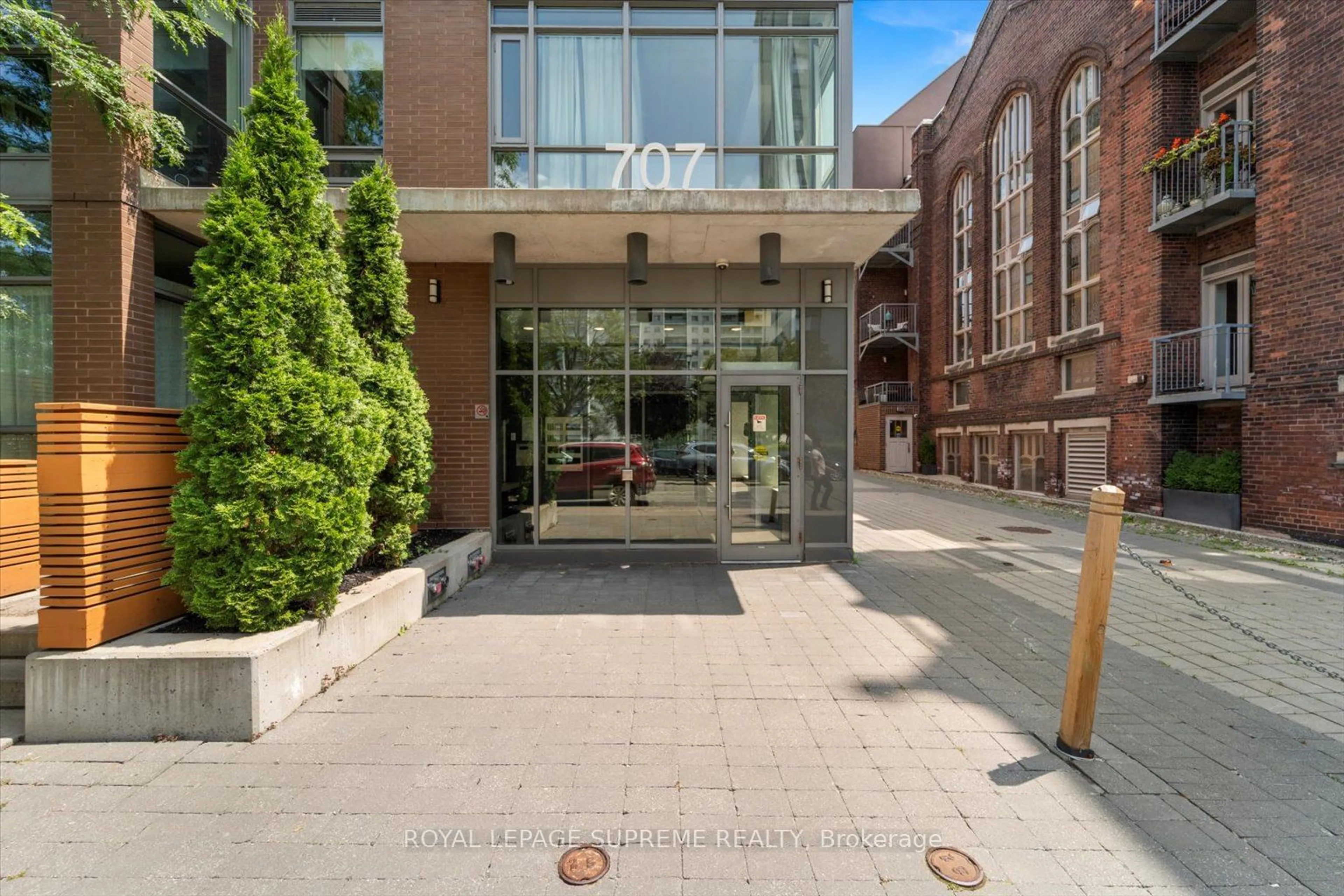 Indoor foyer for 707 Dovercourt Rd #408, Toronto Ontario M6H 0B5