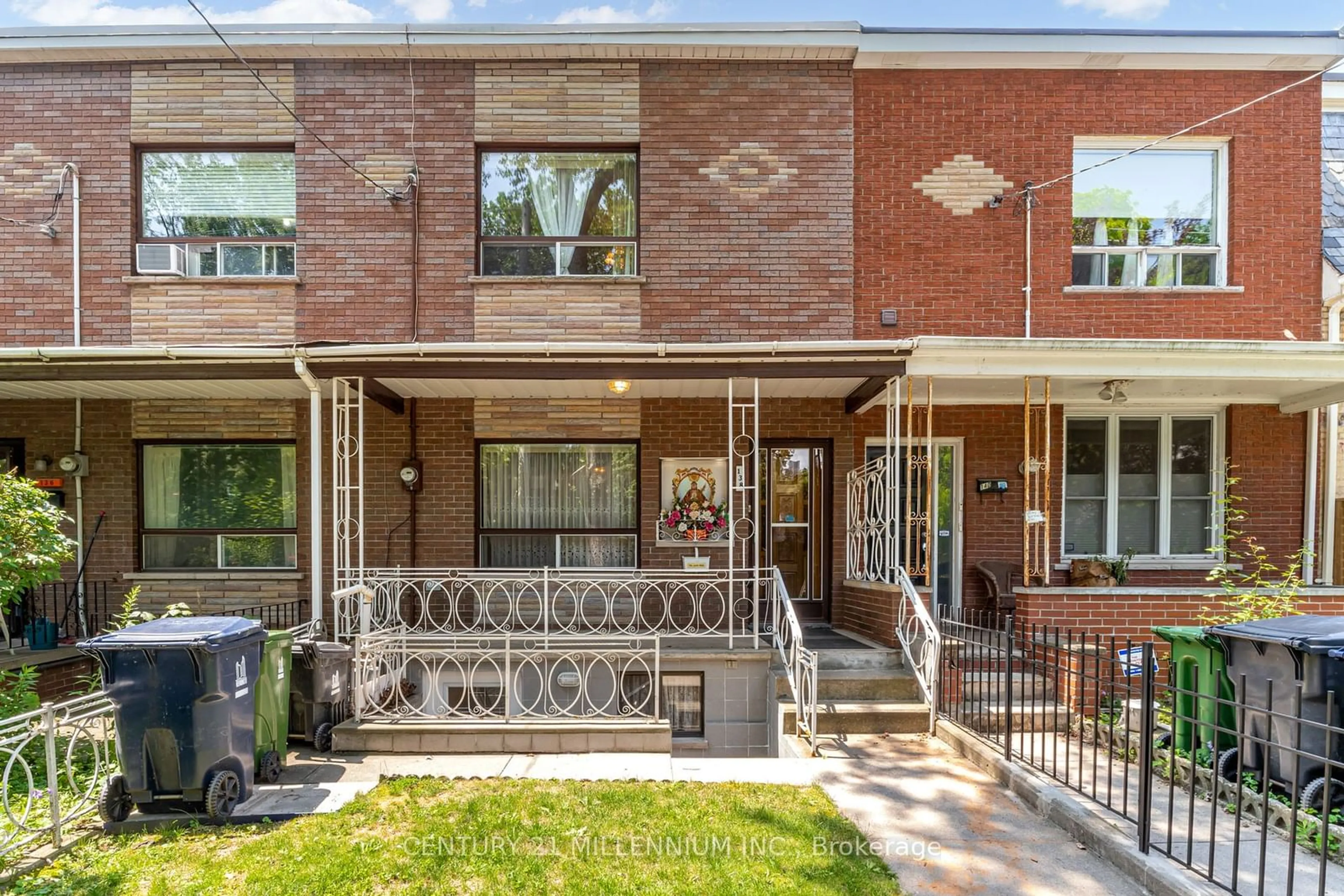 Home with brick exterior material for 138 Robert St, Toronto Ontario M5S 2K3