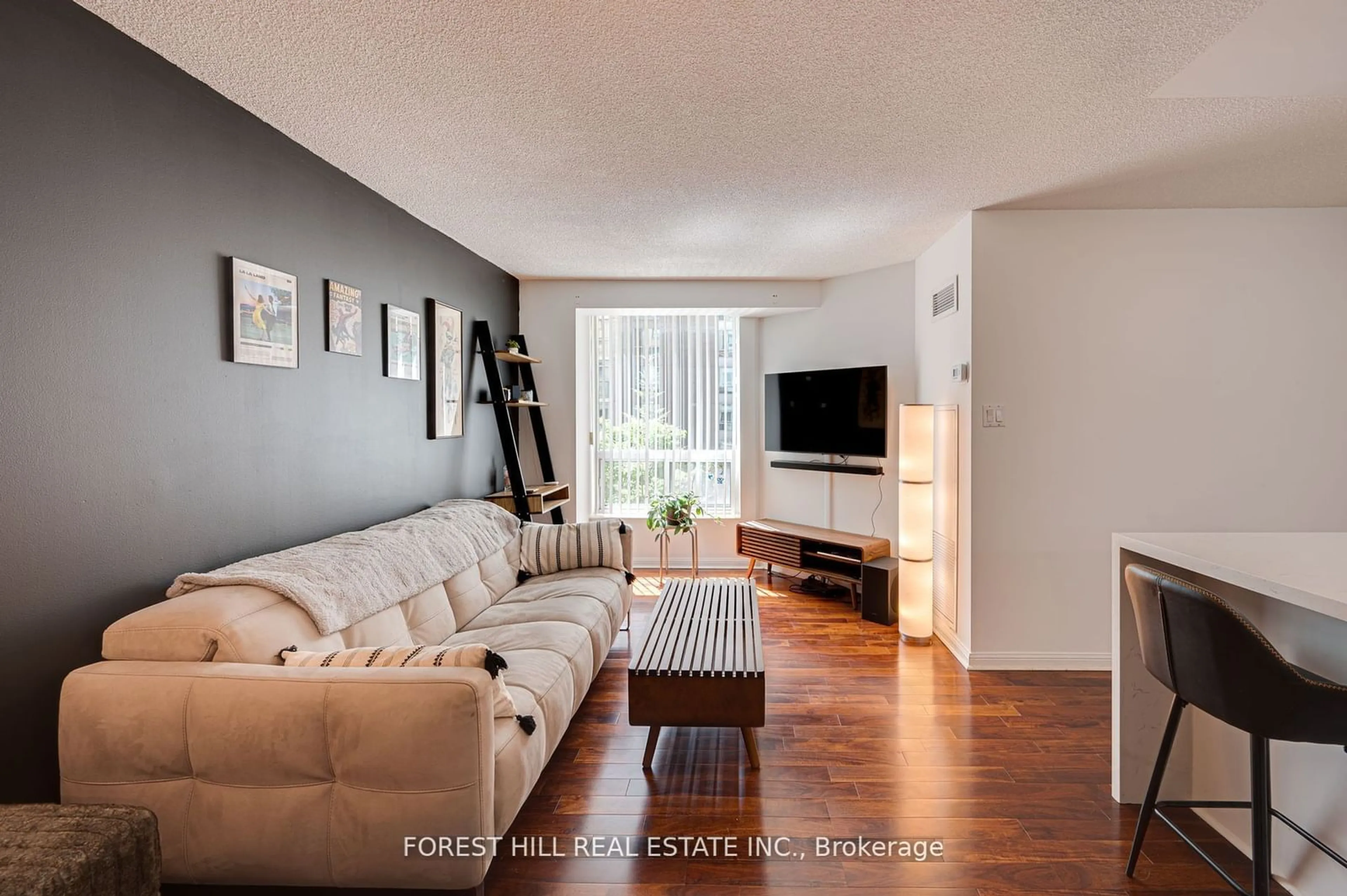 Living room for 109 Front St #408, Toronto Ontario M5A 4P7