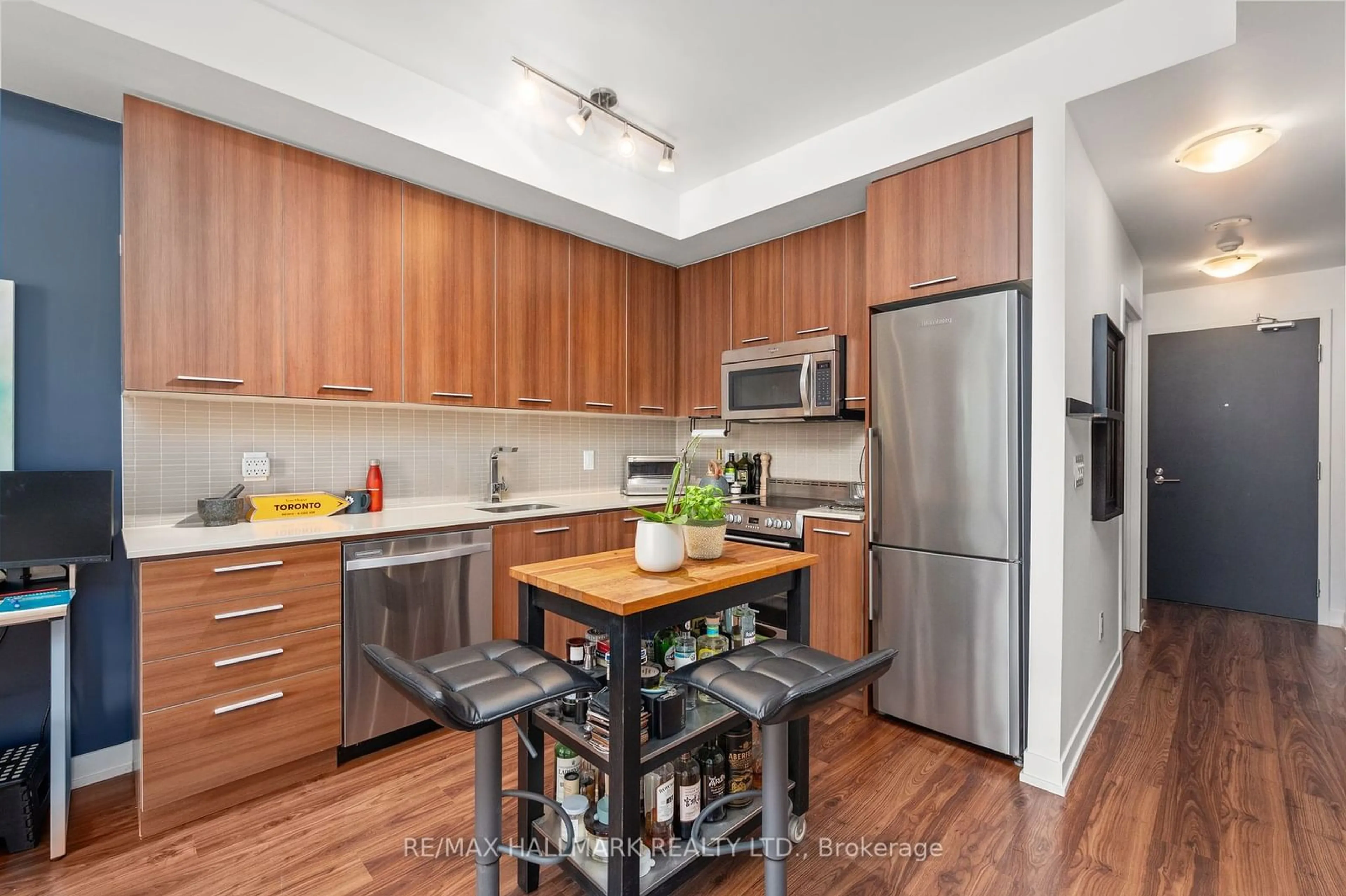 Standard kitchen for 105 George St #512, Toronto Ontario M5A 2N4