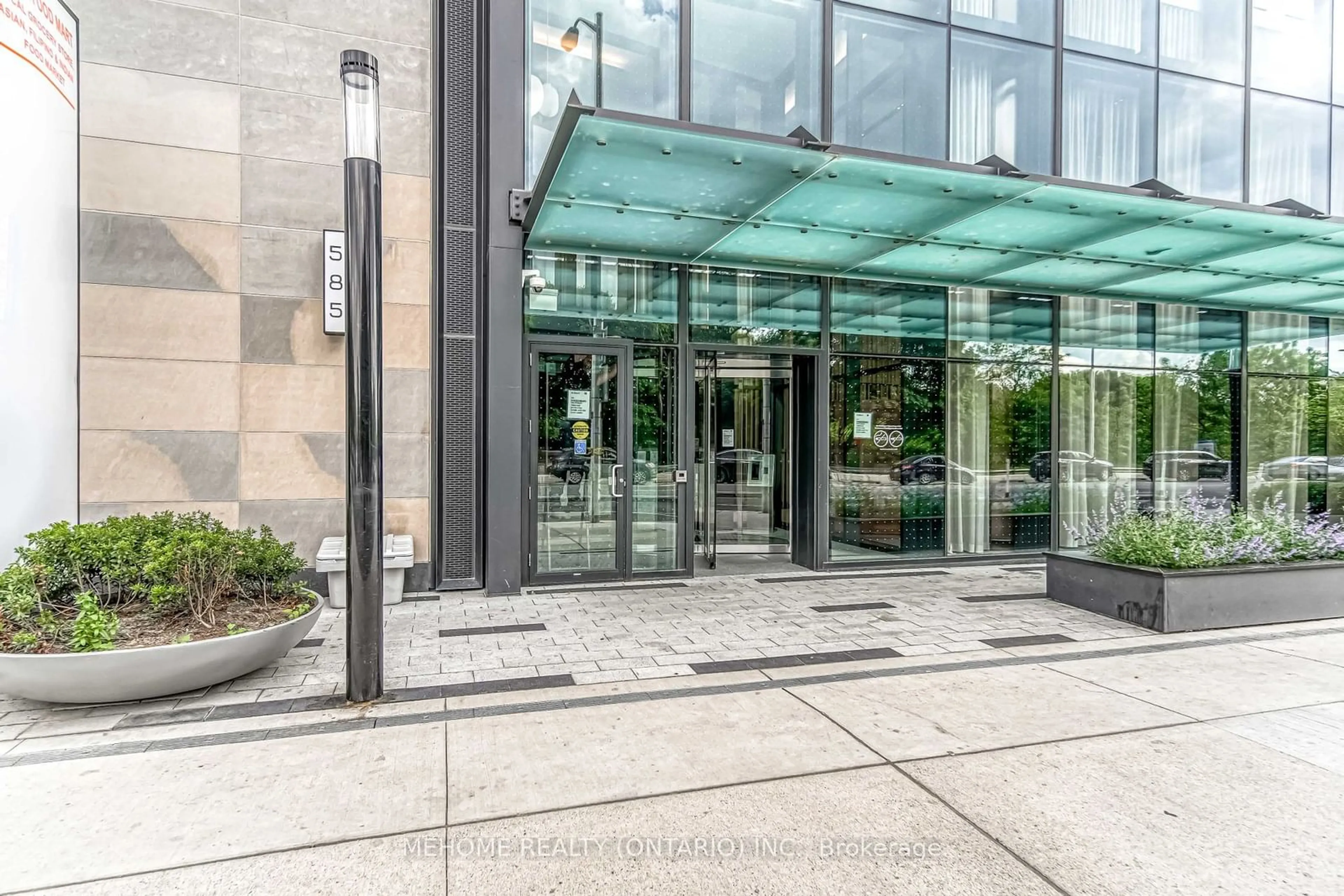 Indoor foyer for 585 Bloor St #1621, Toronto Ontario M4W 0B3