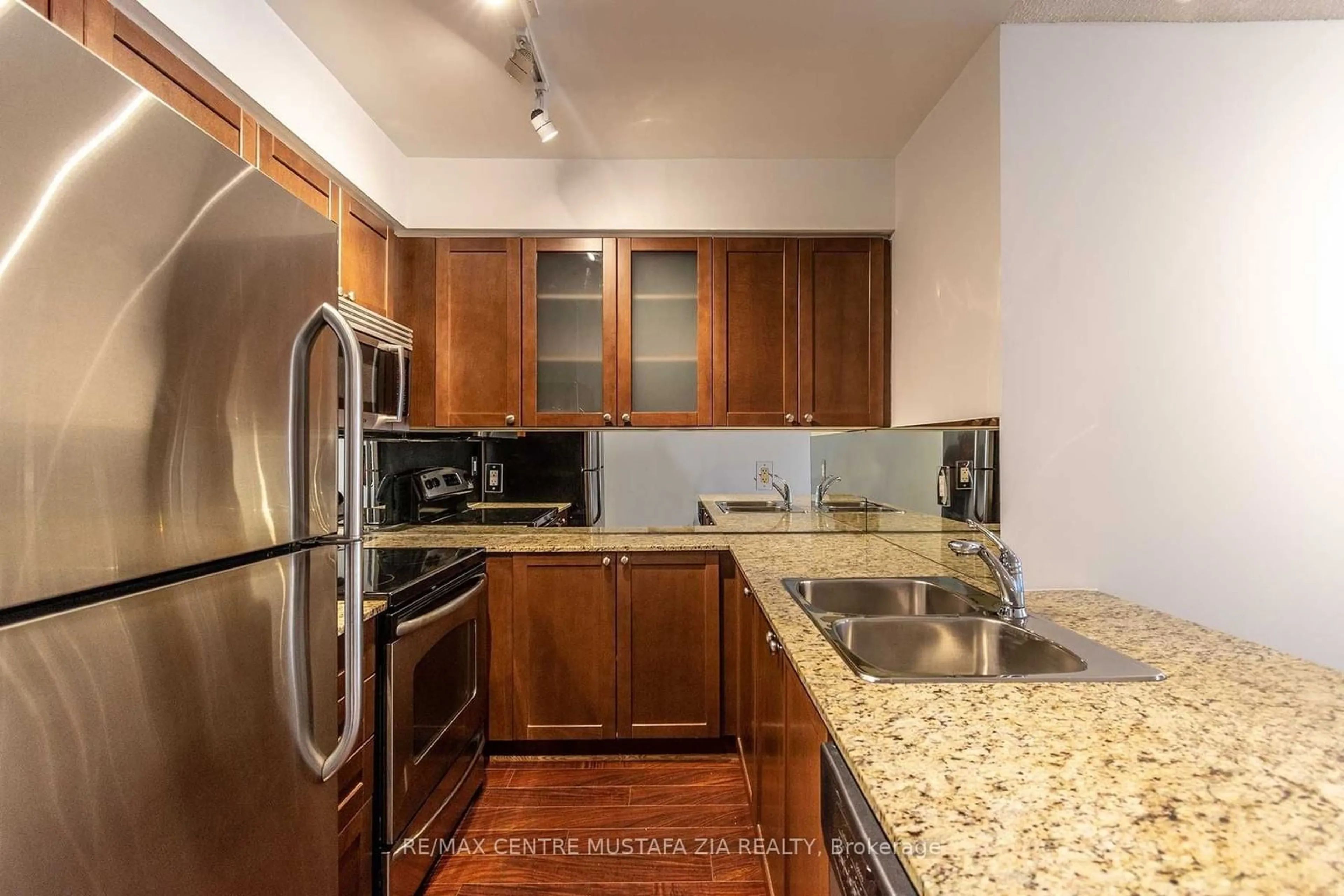 Standard kitchen for 761 Bay St #2113, Toronto Ontario M5G 2R2