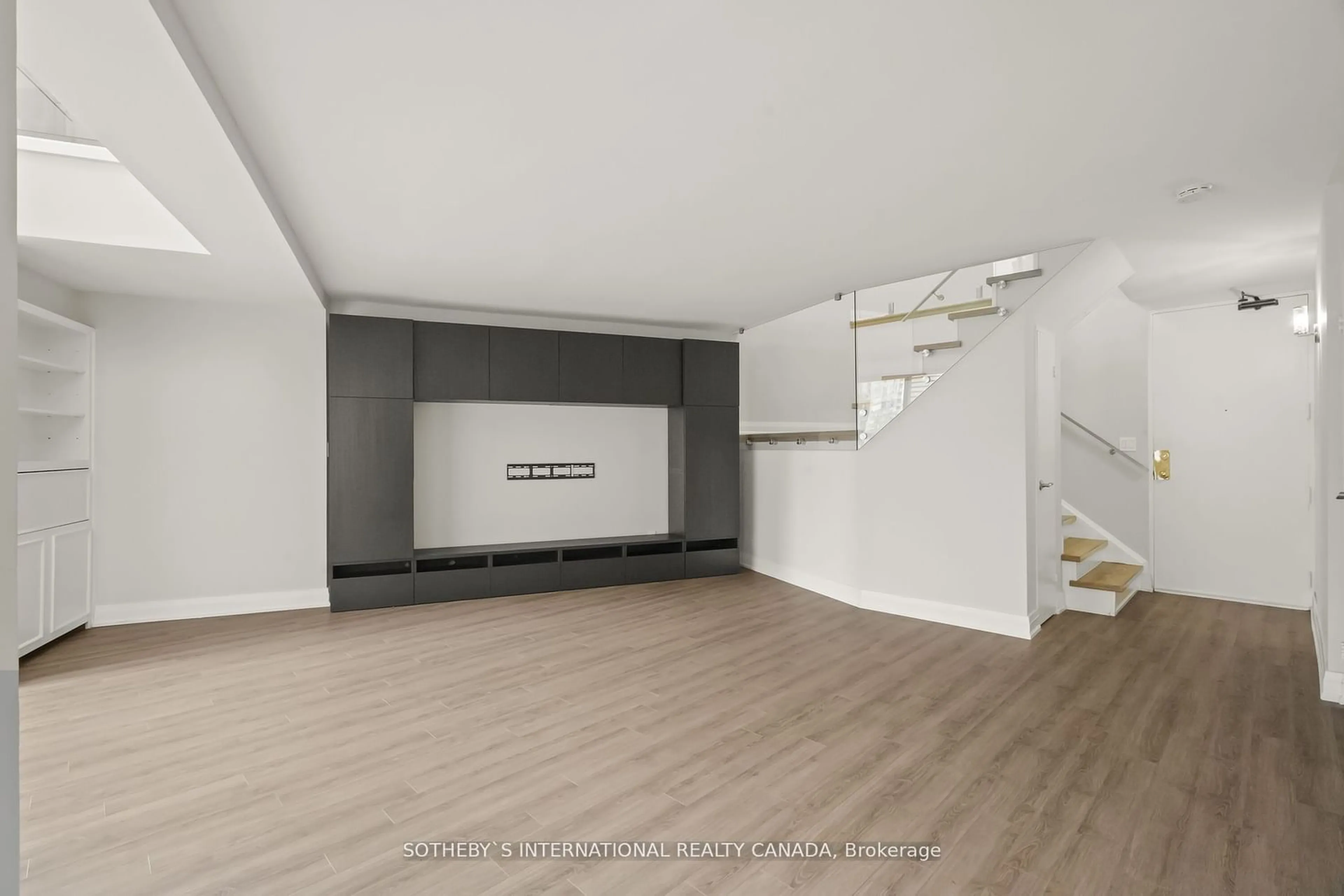 Other indoor space, wood floors for 33 Harbour Sq #2208, Toronto Ontario M5J 2G2