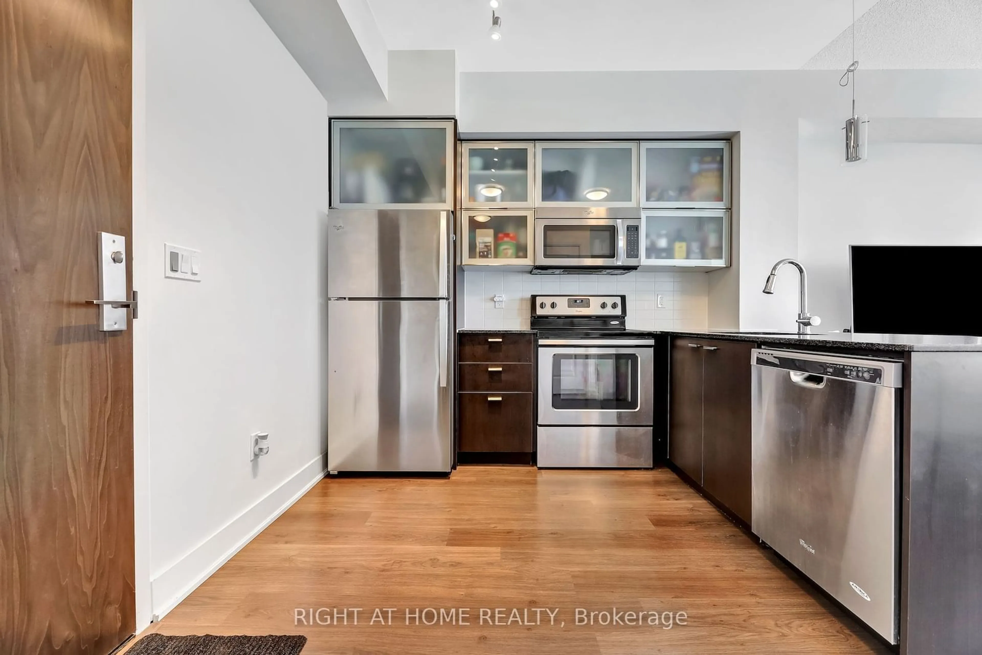 Standard kitchen for 88 Sheppard Ave #2005, Toronto Ontario M2N 0G9