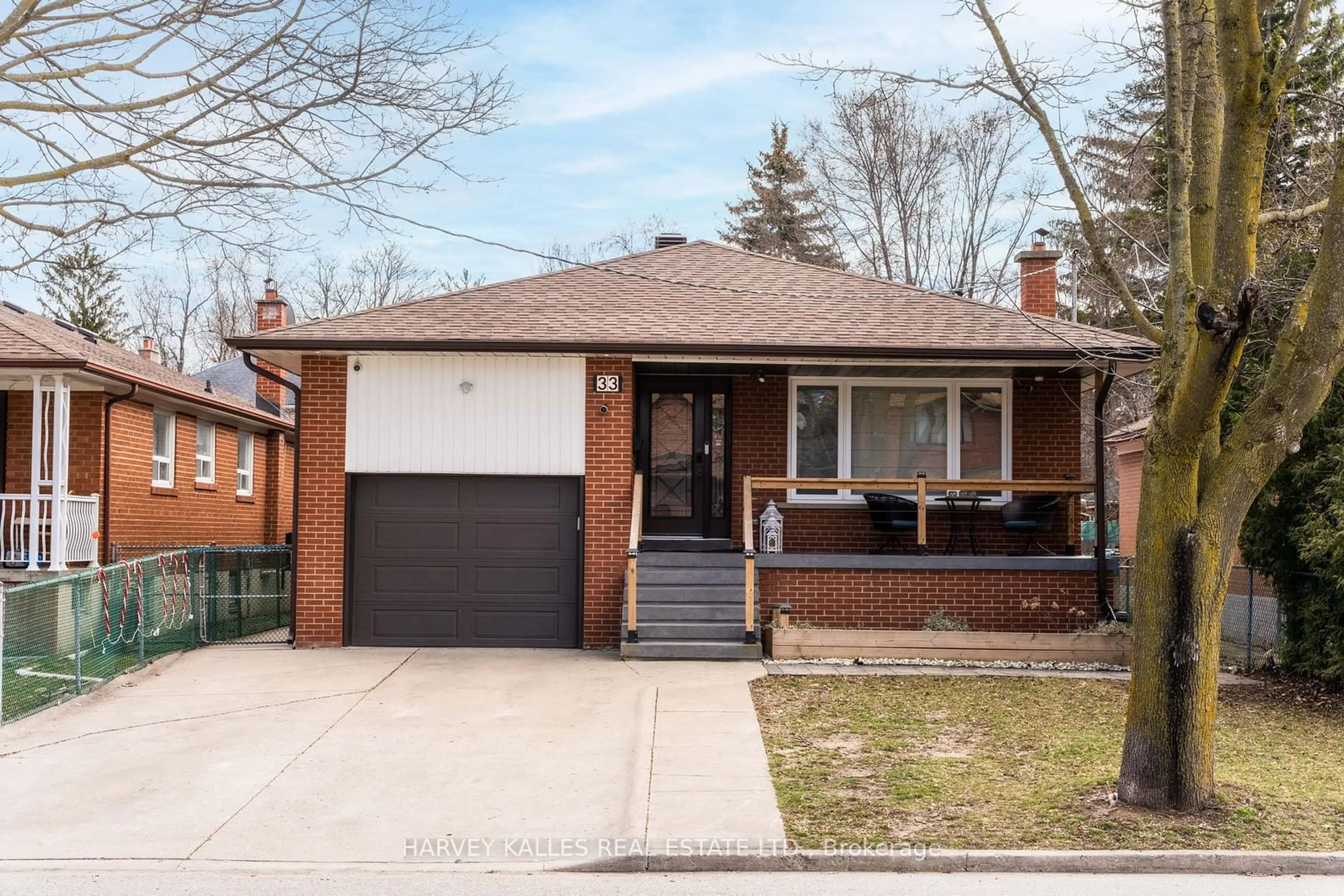 Home with brick exterior material for 33 Madawaska Ave, Toronto Ontario M2M 2R1
