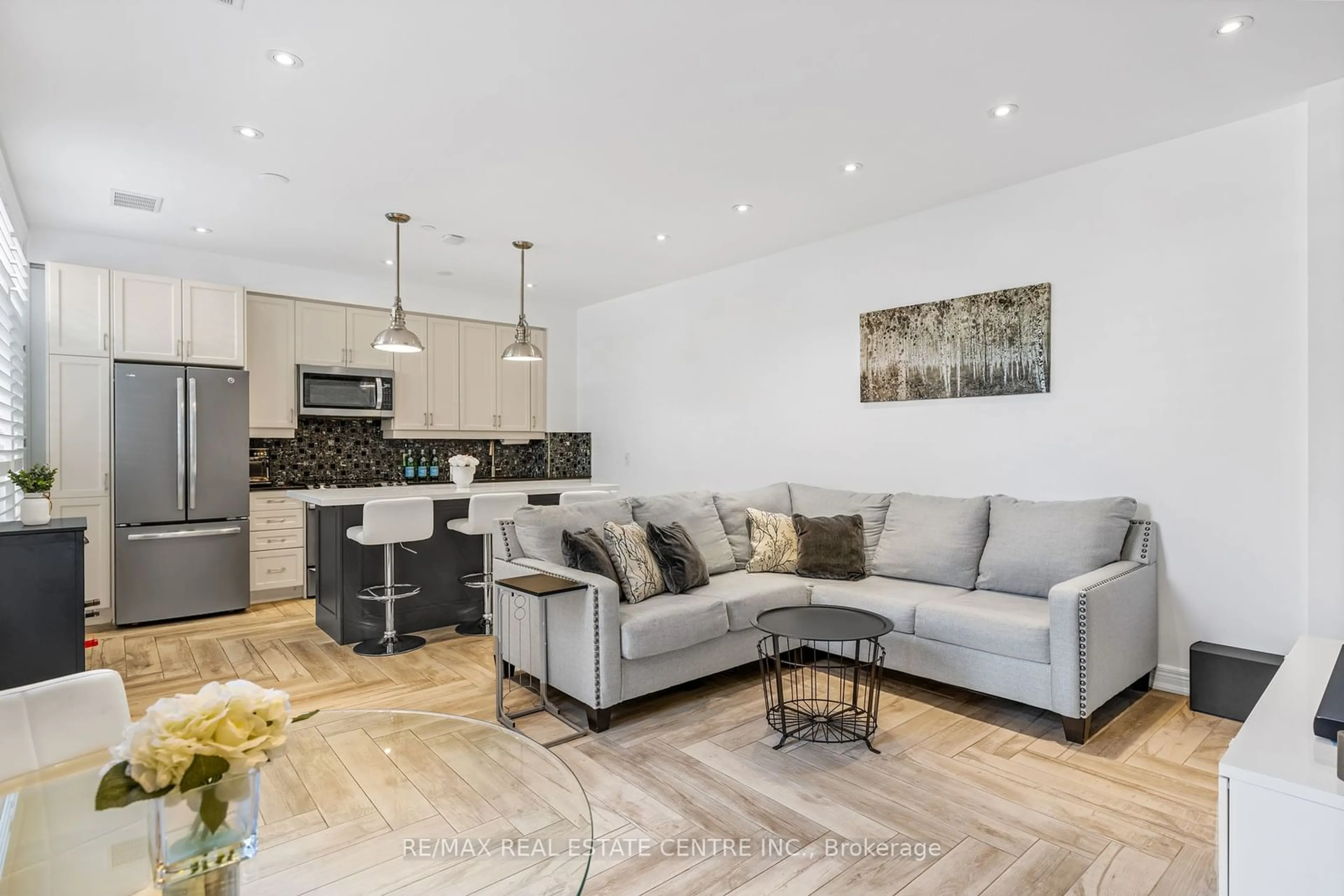 Living room for 701 Sheppard Ave #113, Toronto Ontario M3H 0B2