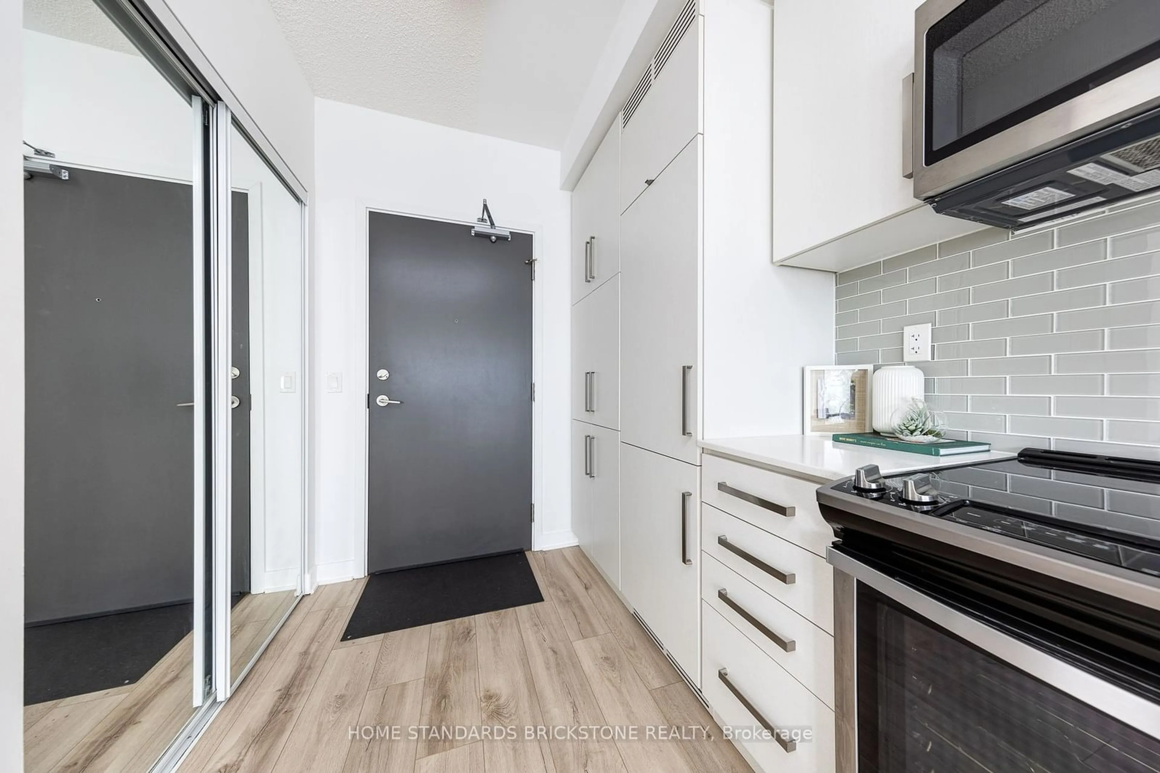 Standard kitchen for 5180 Yonge St #904, Toronto Ontario M2N 5P6