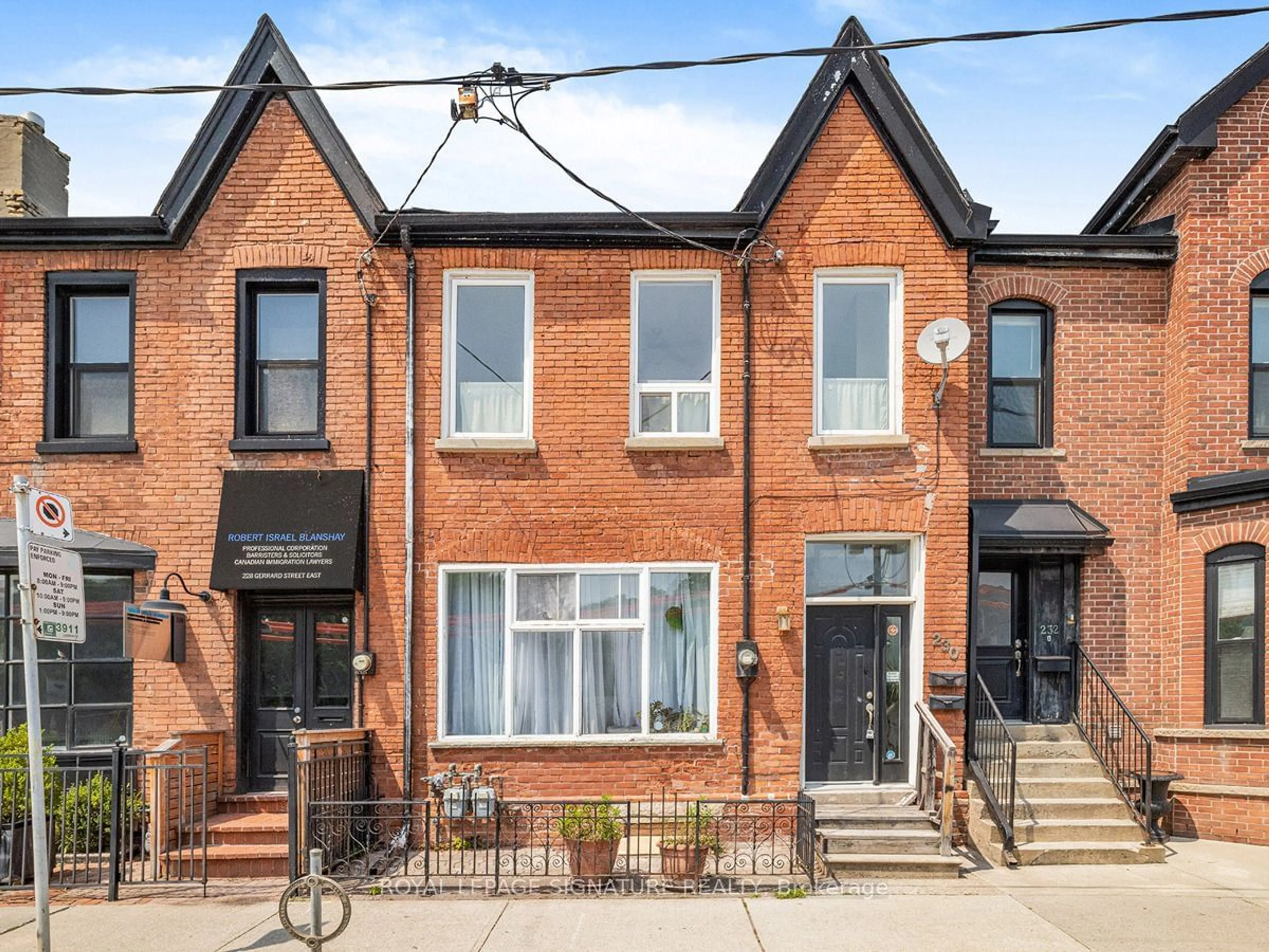 Home with brick exterior material for 230 Gerrard St #2, Toronto Ontario M5A 2E8