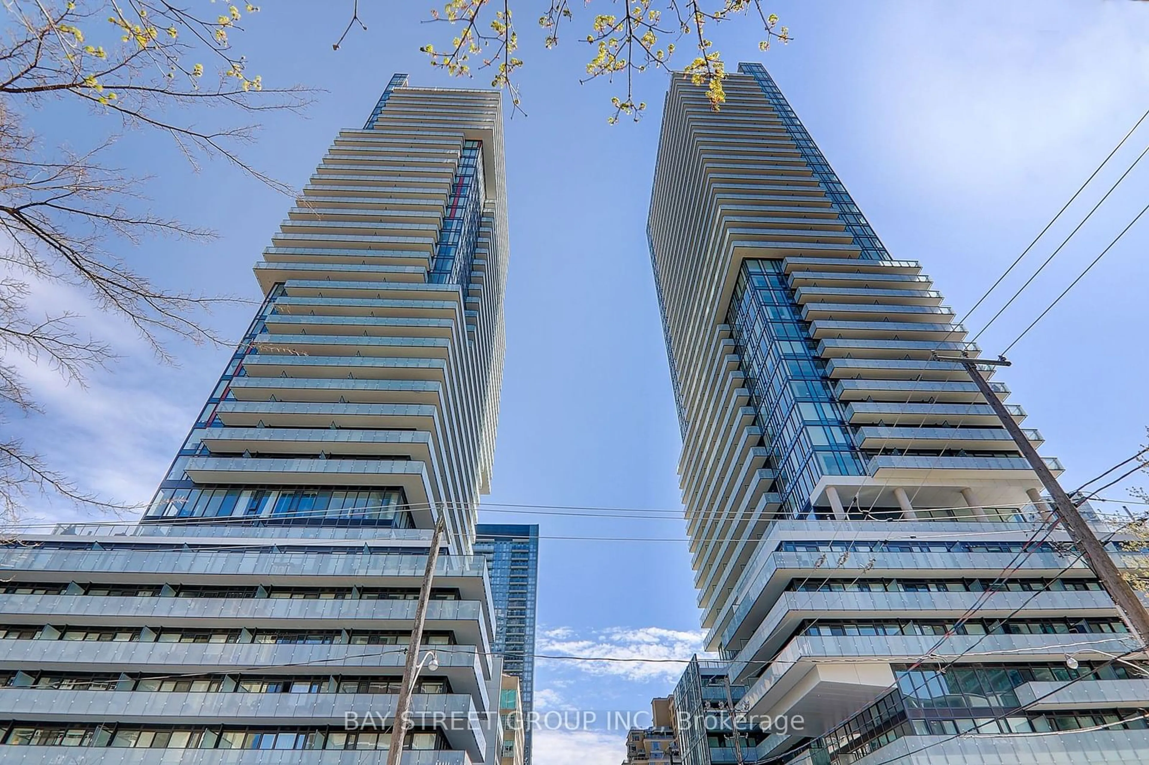 A pic from exterior of the house or condo for 161 Roehampton Ave #1807, Toronto Ontario M4P 2K5