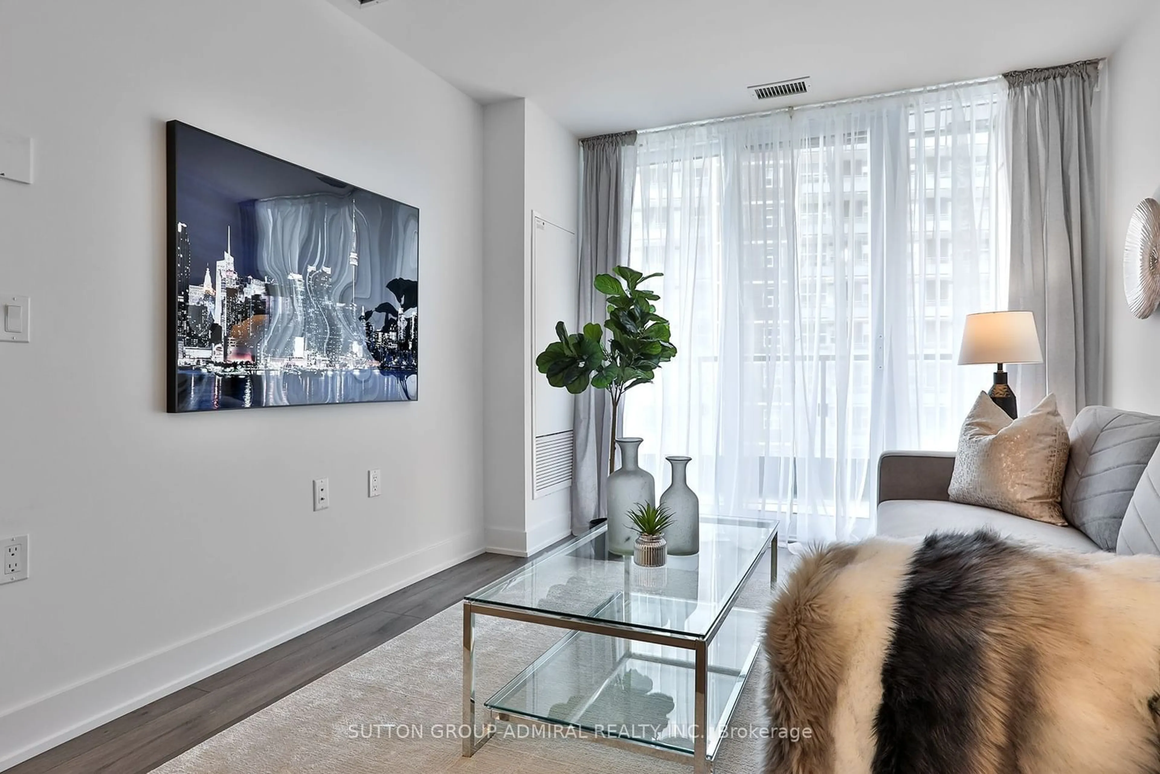 Living room for 585 Bloor St #519, Toronto Ontario M4W 0B3