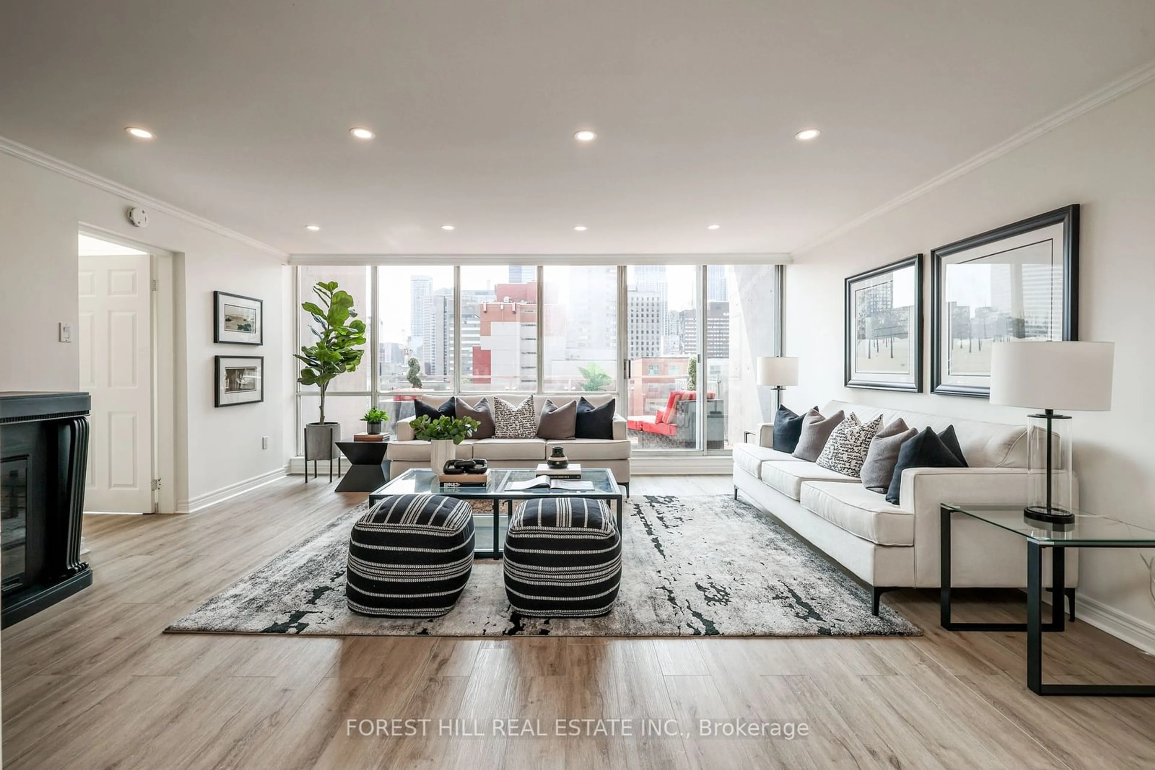 Living room for 86 Gerrard St #6B, Toronto Ontario M5B 2J1