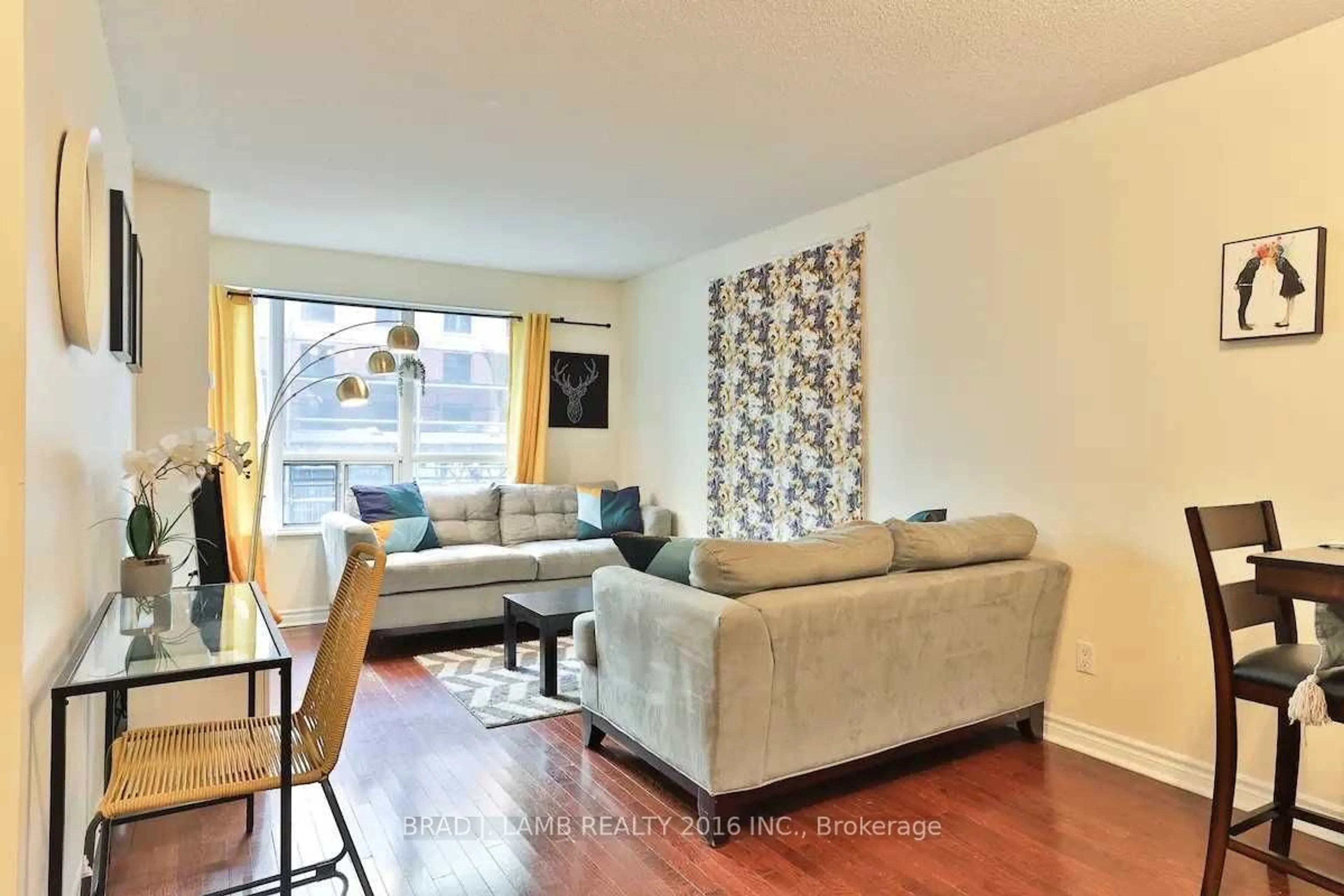 Living room for 270 Wellington St #305, Toronto Ontario M5V 3P5