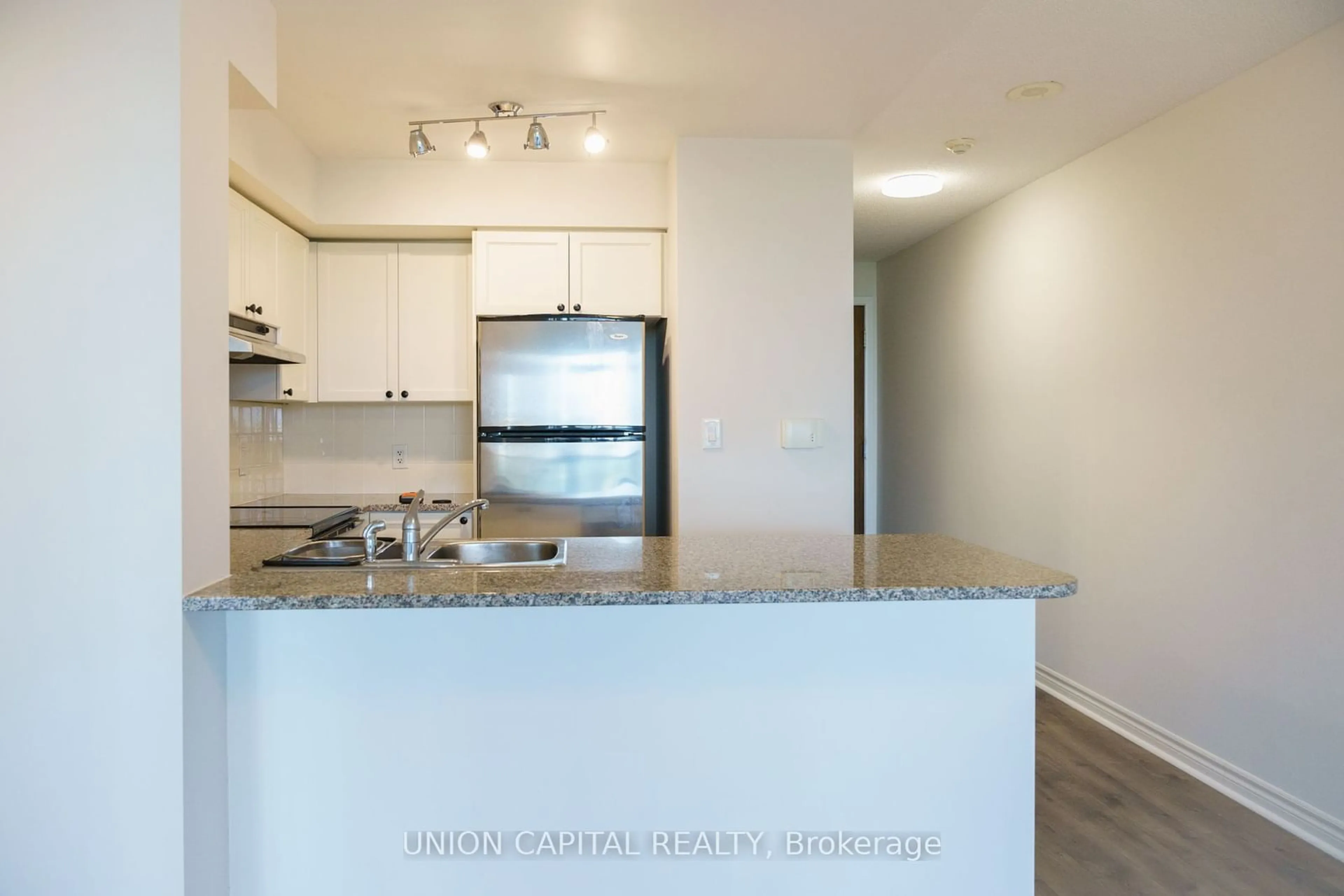 Standard kitchen for 35 Hollywood Ave #1223, Toronto Ontario M2N 0A9