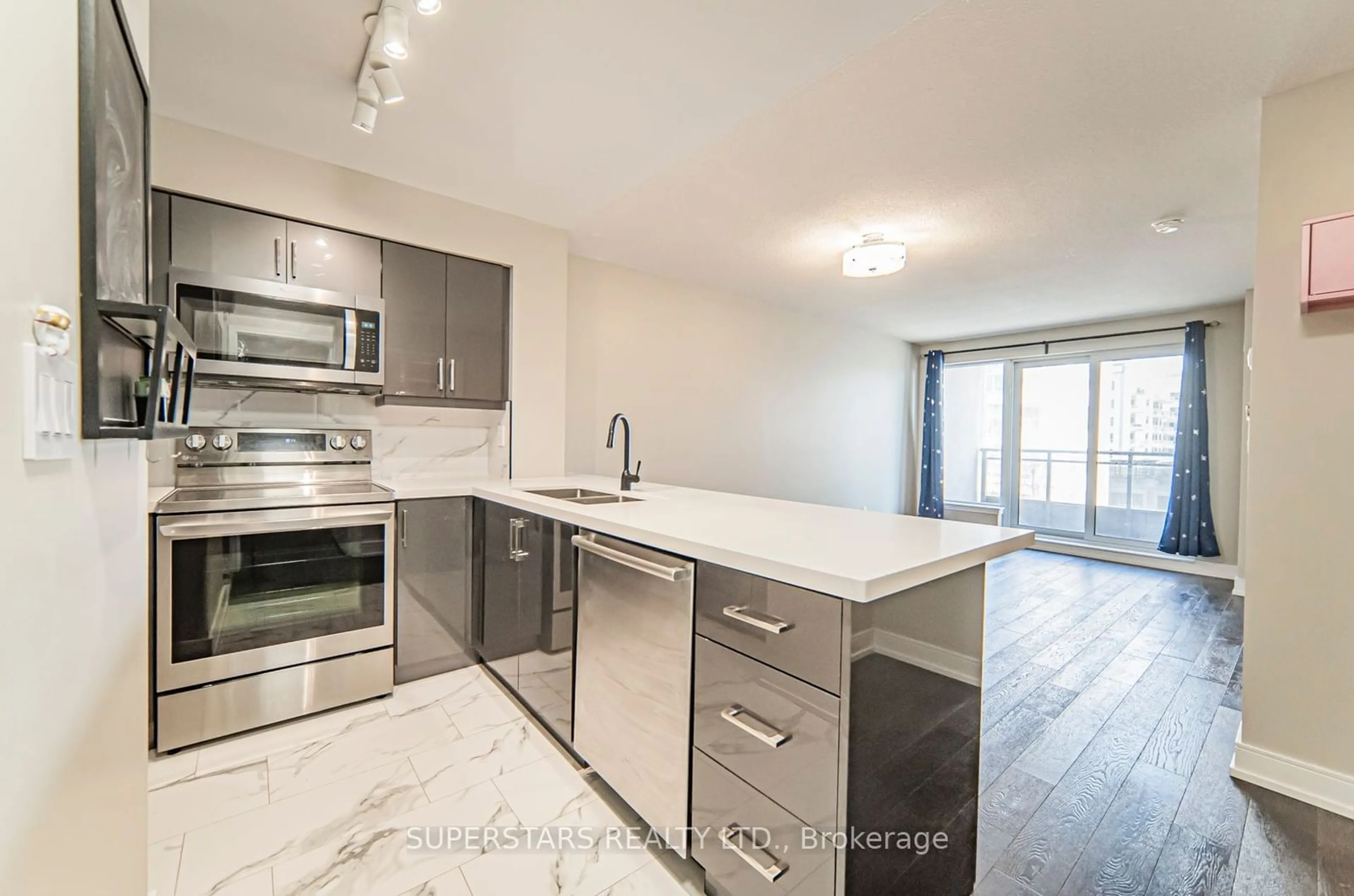 Standard kitchen for 19 Barberry Pl #412, Toronto Ontario M2K 3E3