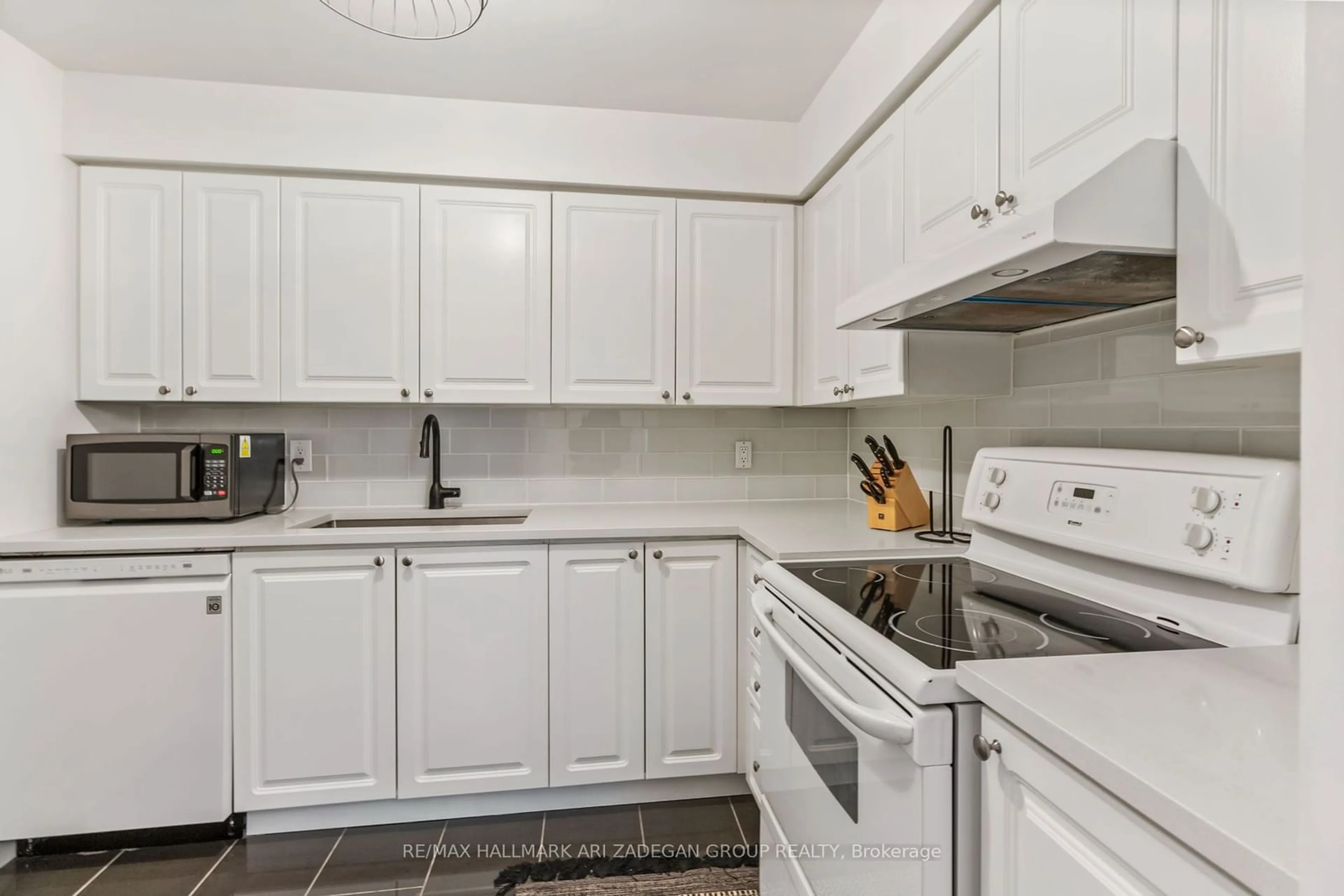 Standard kitchen for 398 Eglinton Ave ##611, Toronto Ontario M4P 3H8