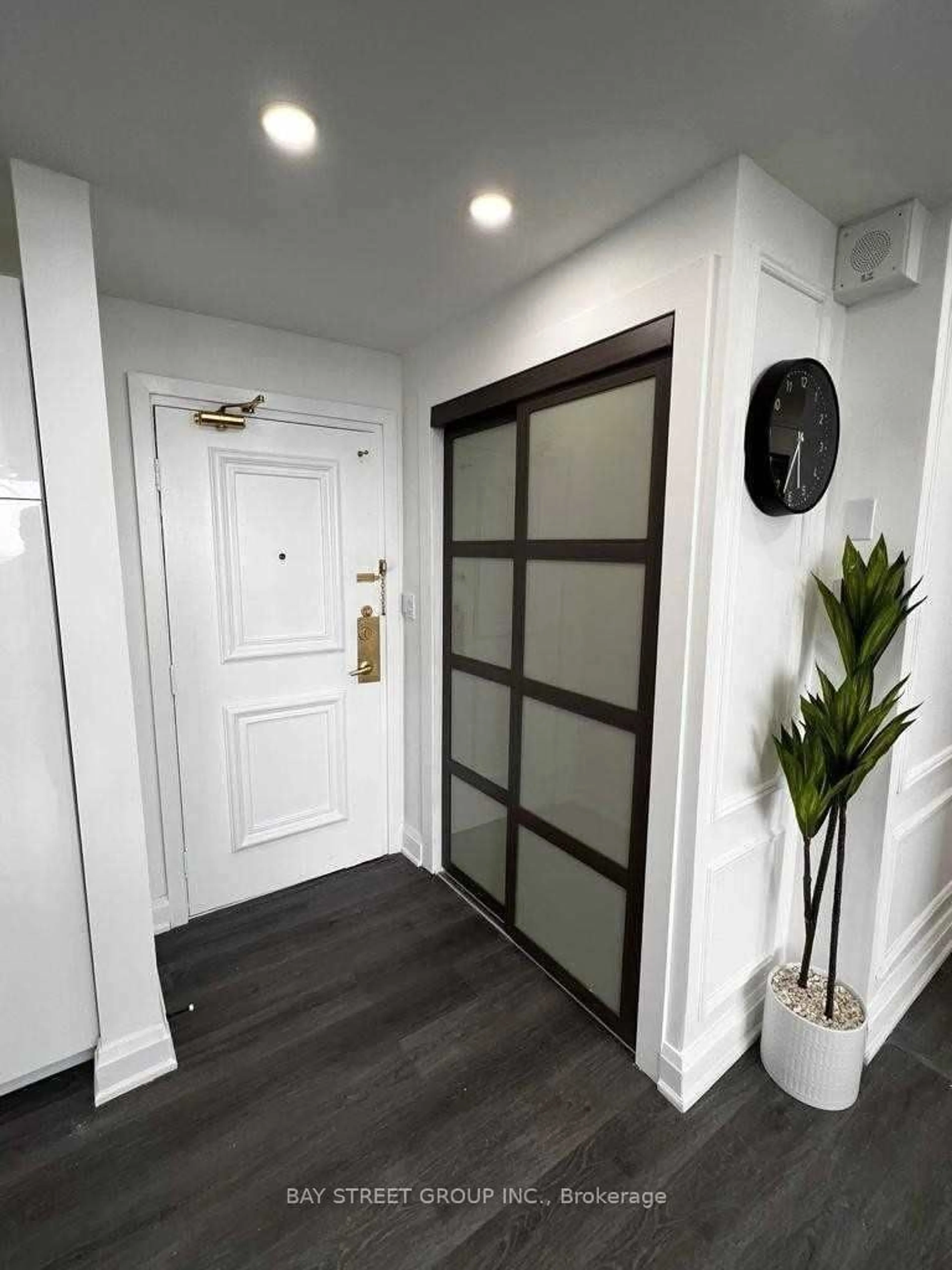 Indoor foyer for 60 Pavane Linkway #1804, Toronto Ontario M3C 2Y6