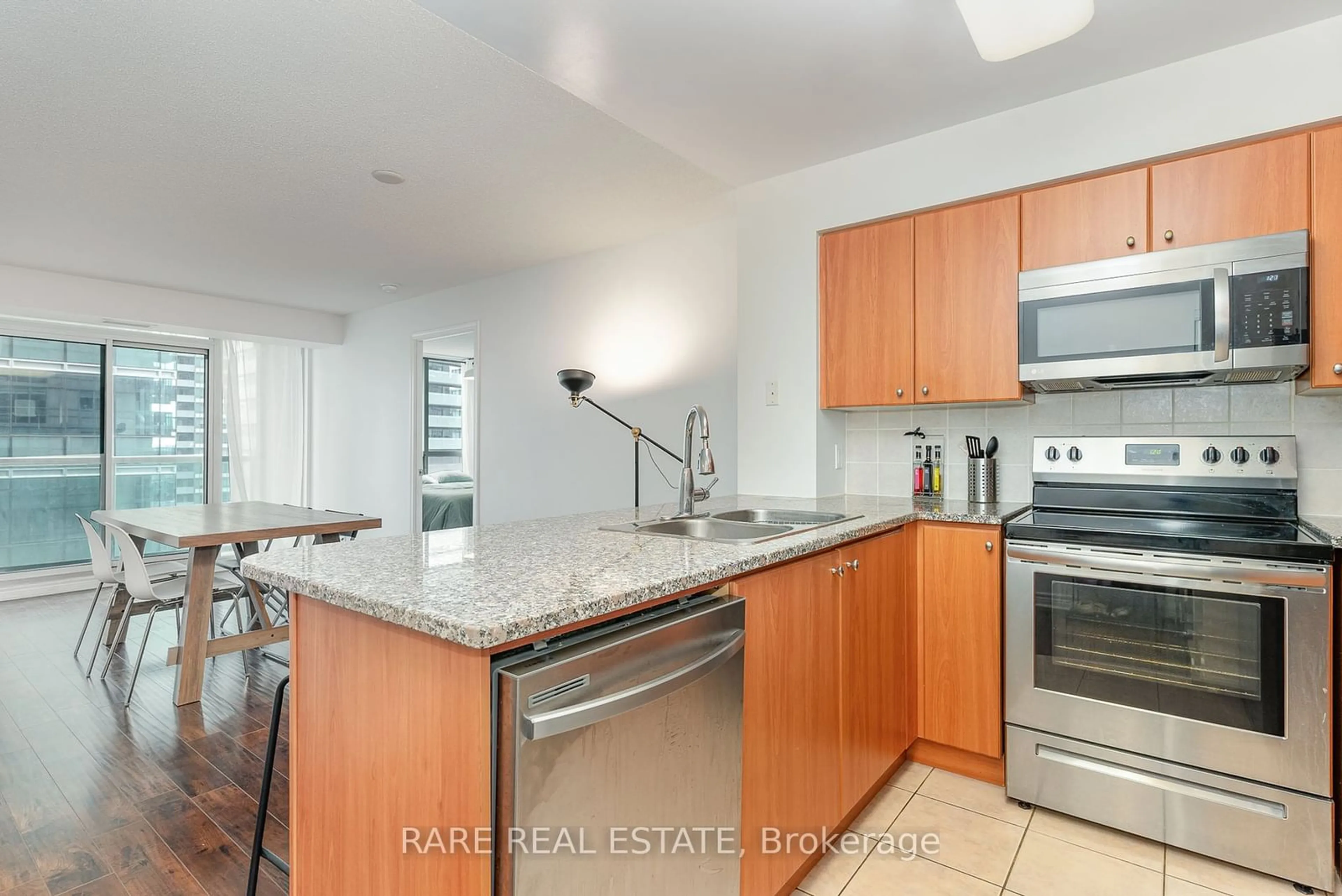 Standard kitchen for 30 Grand Trunk Cres #2709, Toronto Ontario M5J 3A4