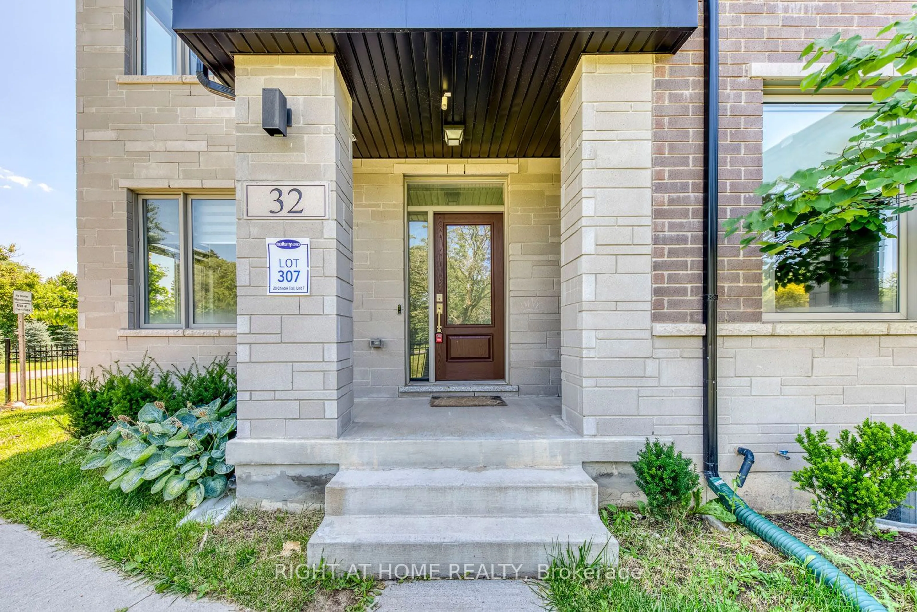 Indoor entryway for 32 Chinook Tr, Toronto Ontario M3B 0B4