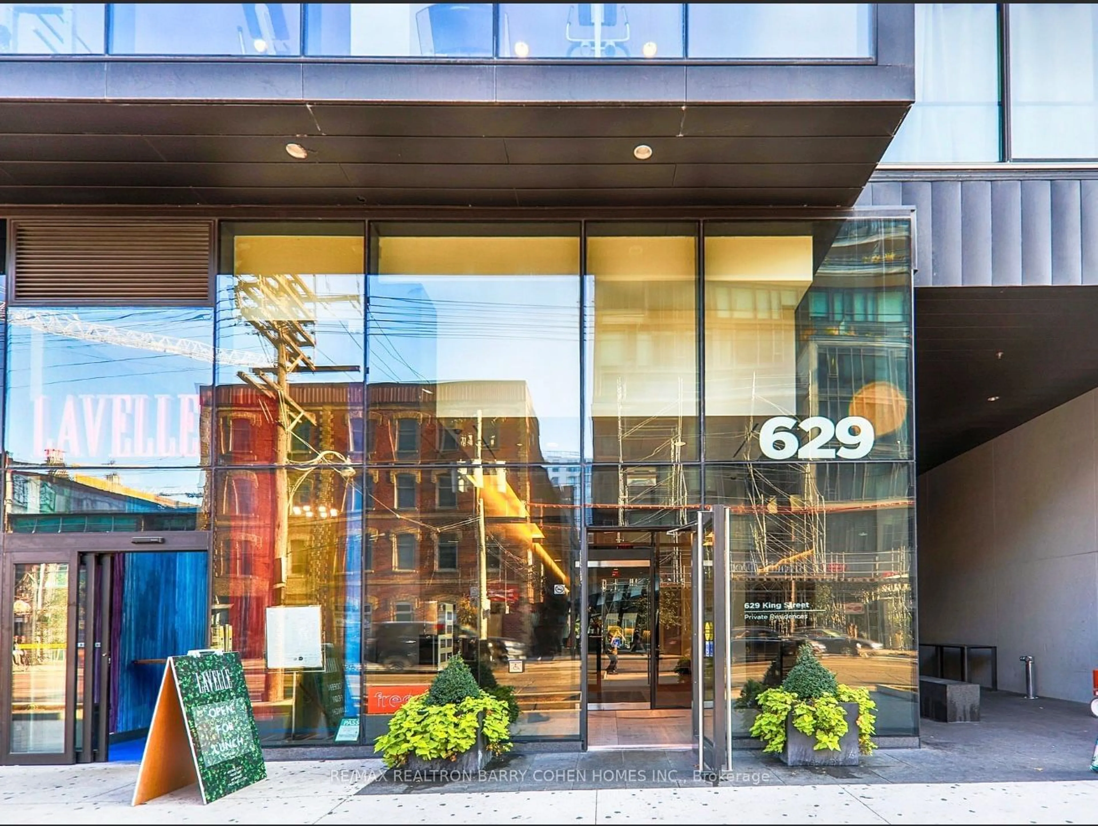 Indoor foyer for 629 King St #716, Toronto Ontario M5V 0G9