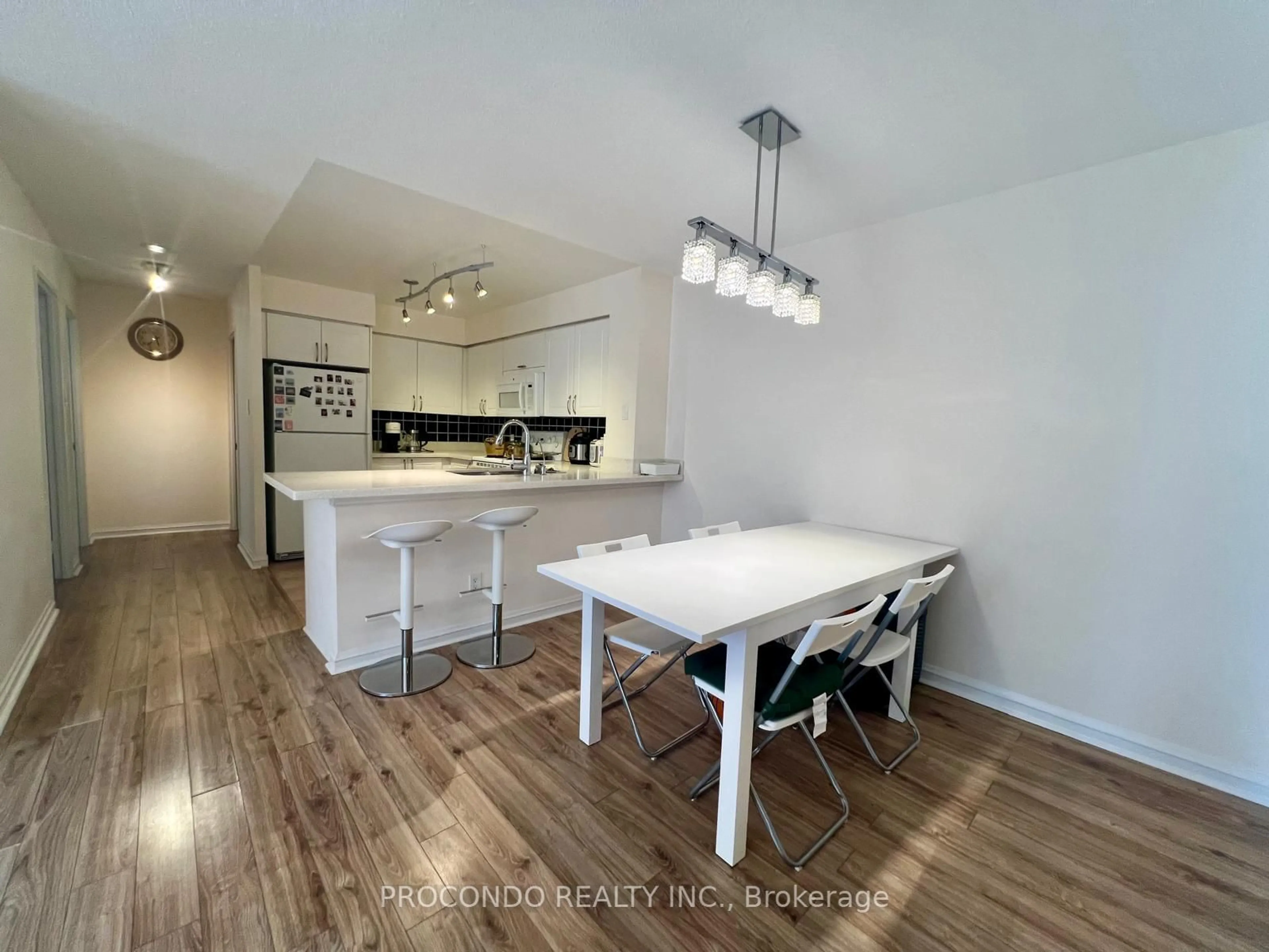 Contemporary kitchen for 256 Doris Ave #UPH8, Toronto Ontario M2N 6X8